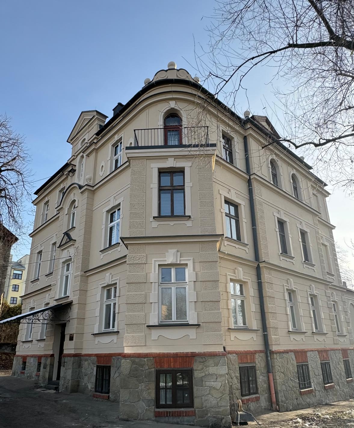 Dom przy ul. Krakowskiej 10 widok elewacje po remoncie. 