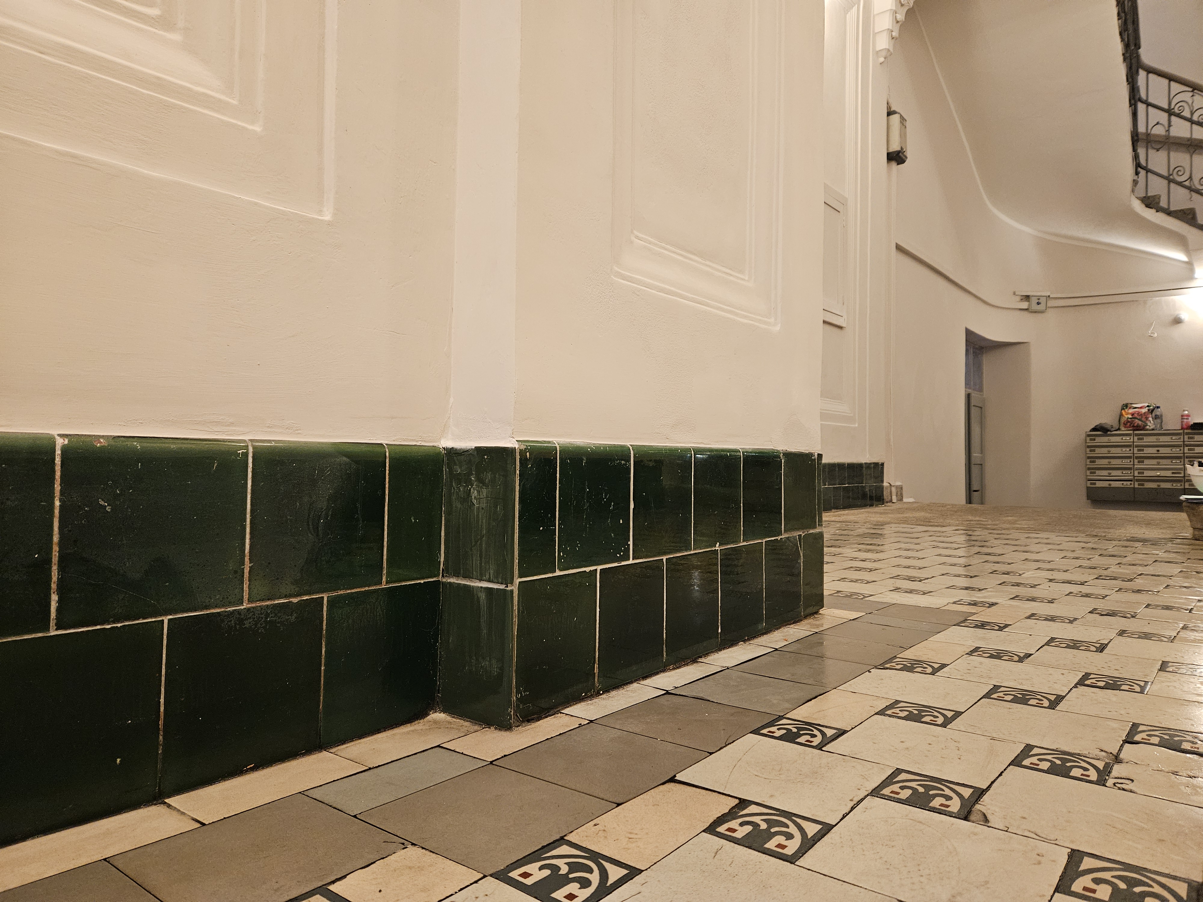 Kamienica przy 11 Listopada 4 widok posadzki ceramicznej w sieni po remoncie.