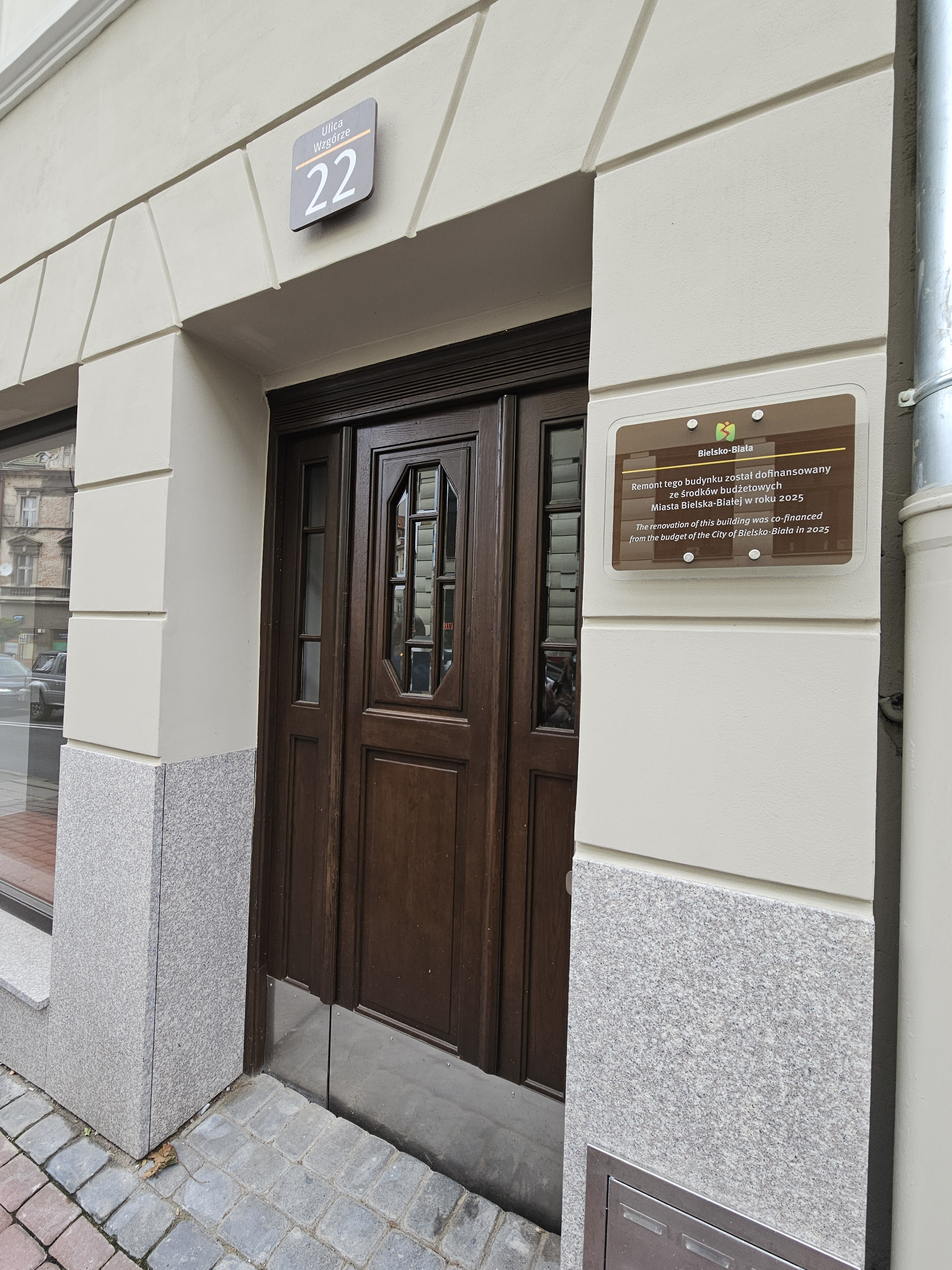 Kamienica przy ul. Wzgórze 22 widok stolarki drzwiowej po renowacji. 
