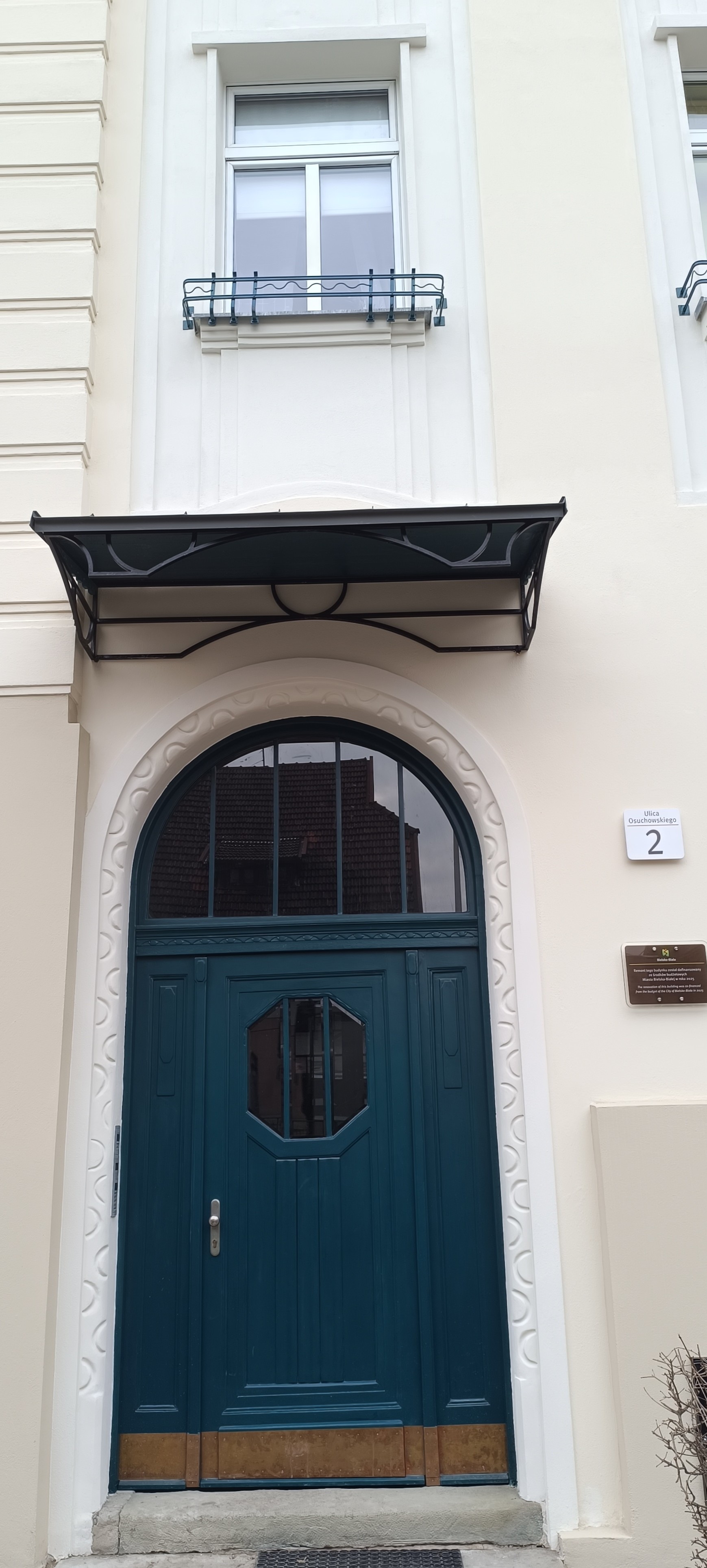 Budynek przy ul. A. Osuchowskiego 2 widok na portal wejściowy po remoncie.