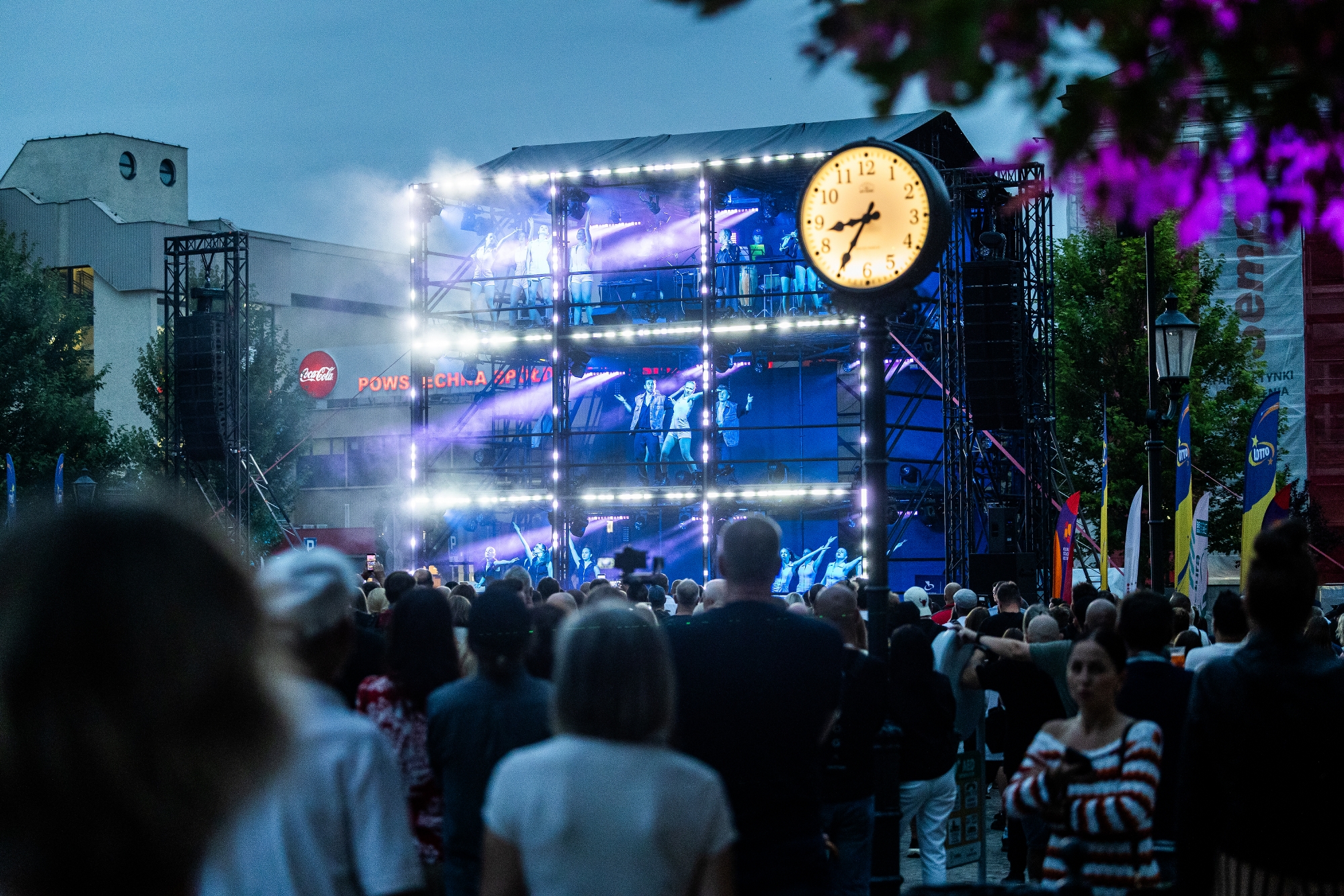 na zdjęciu scena aktorzy i widzowie