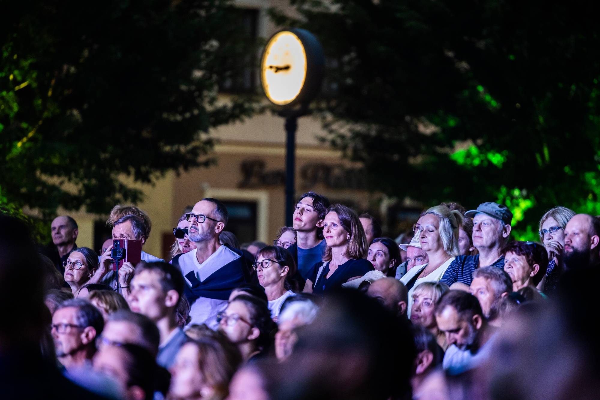 na zdjęciu scena aktorzy i widzowie