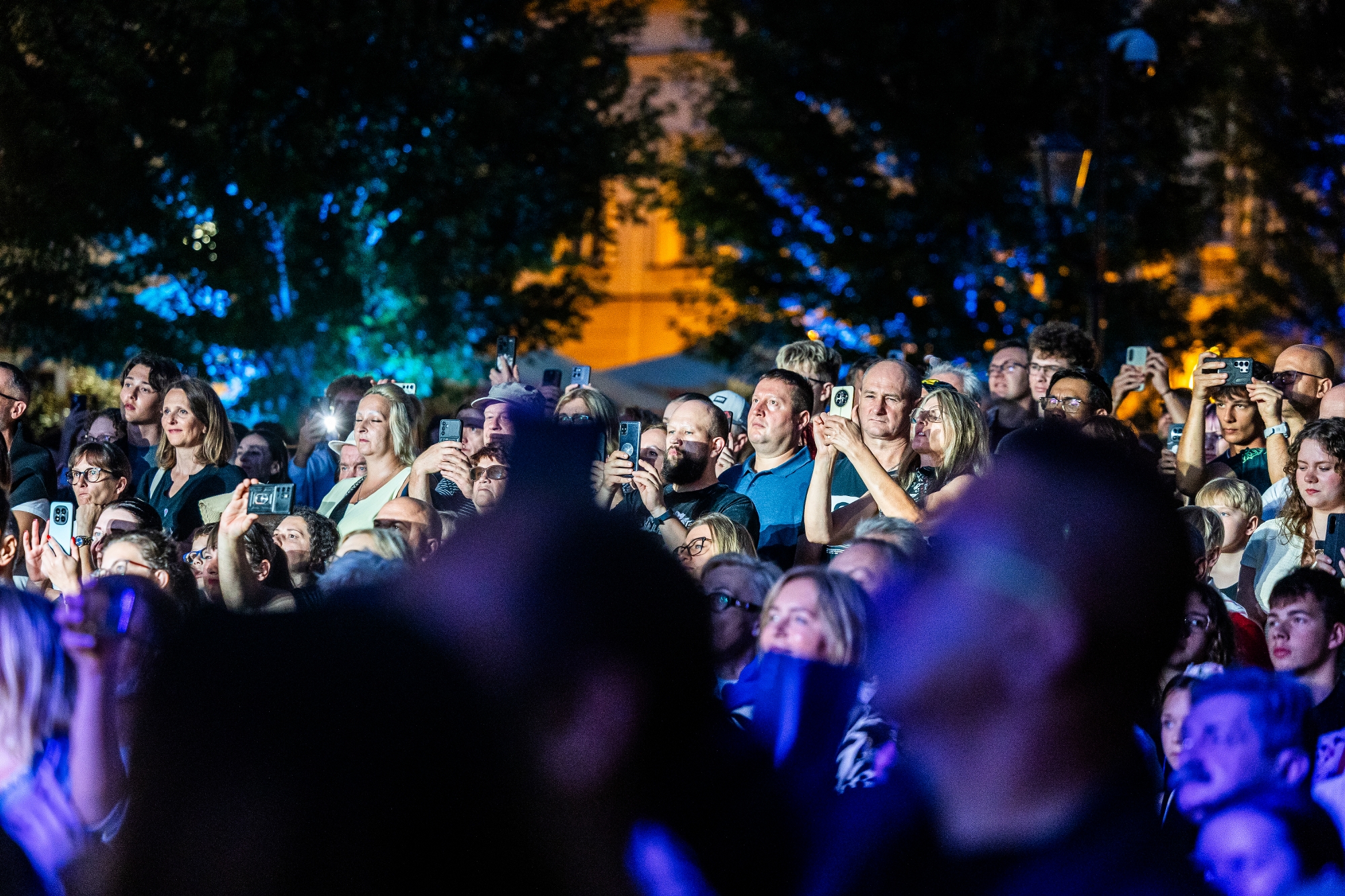 na zdjęciu scena aktorzy i widzowie