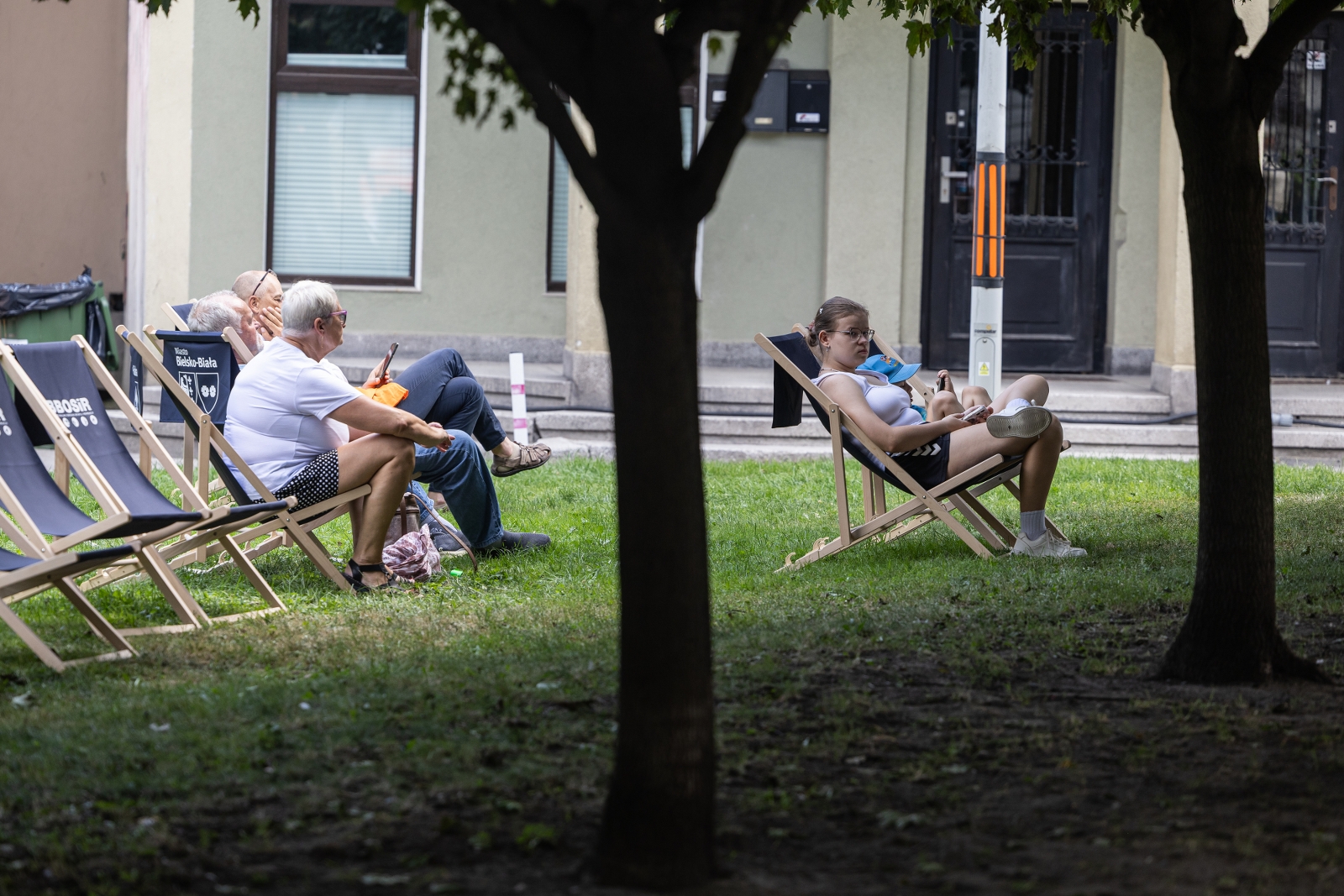 na zdjęciu osoby podczas otwartej promenady