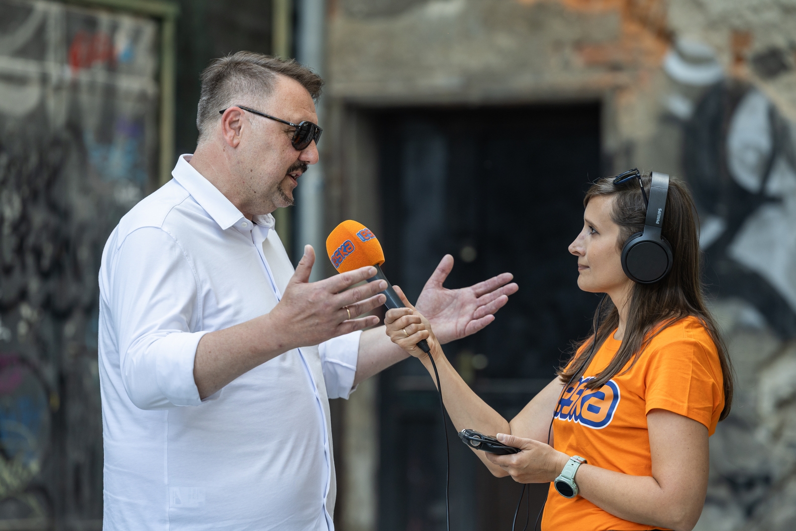 na zdjęciu osoby podczas otwartej promenady