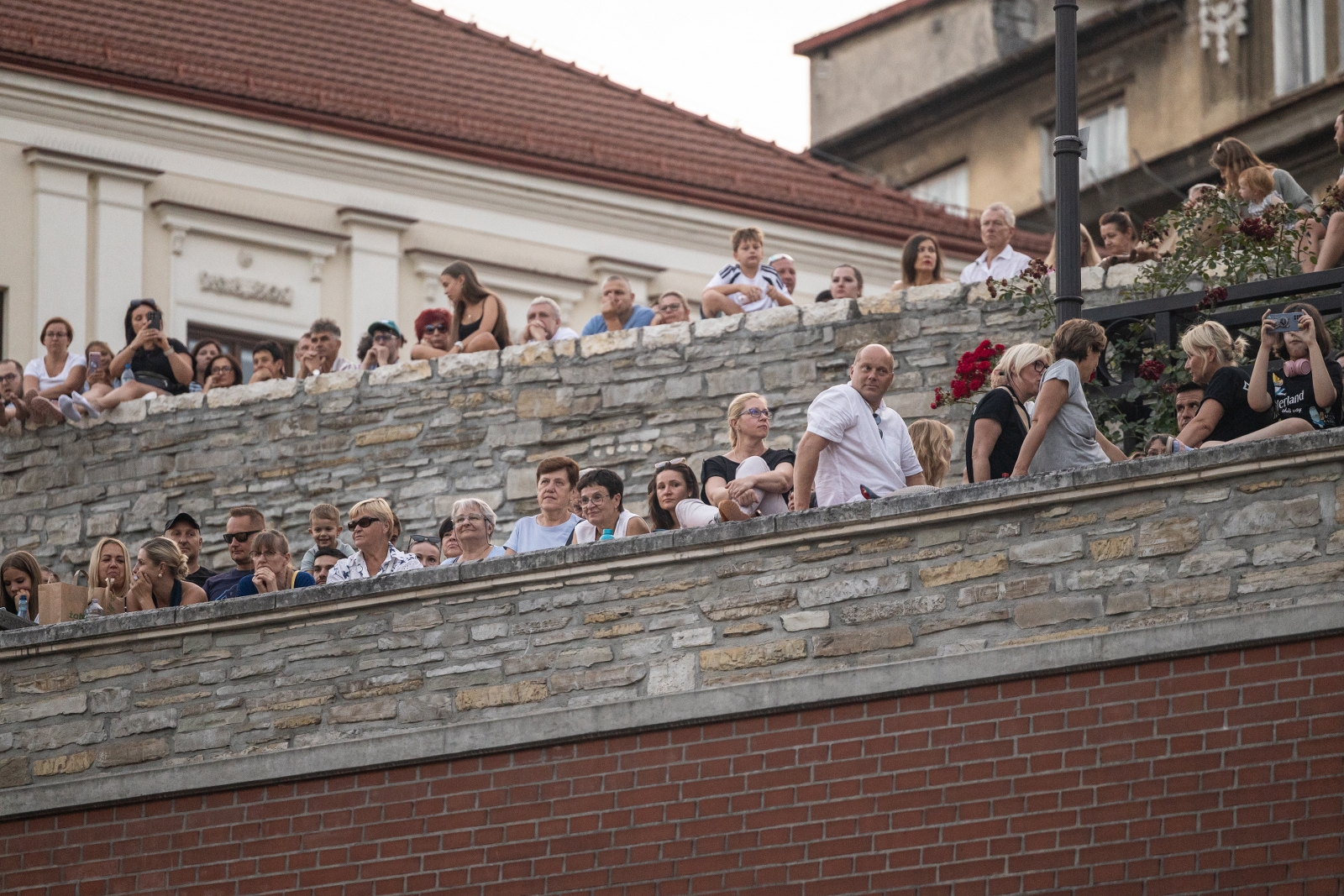na zdjęciu osoby podczas otwartej promenady