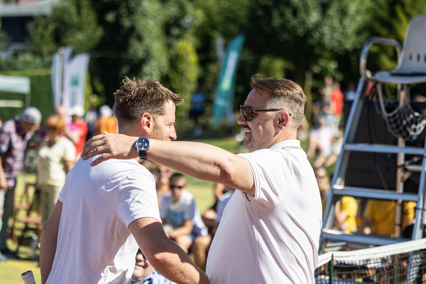 na zdjęciu grający artyści