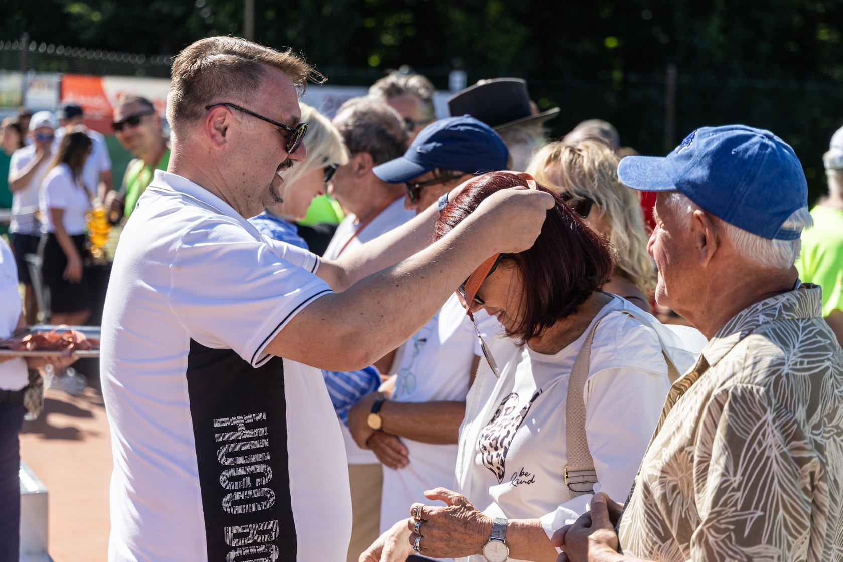 na zdjęciu grający artyści
