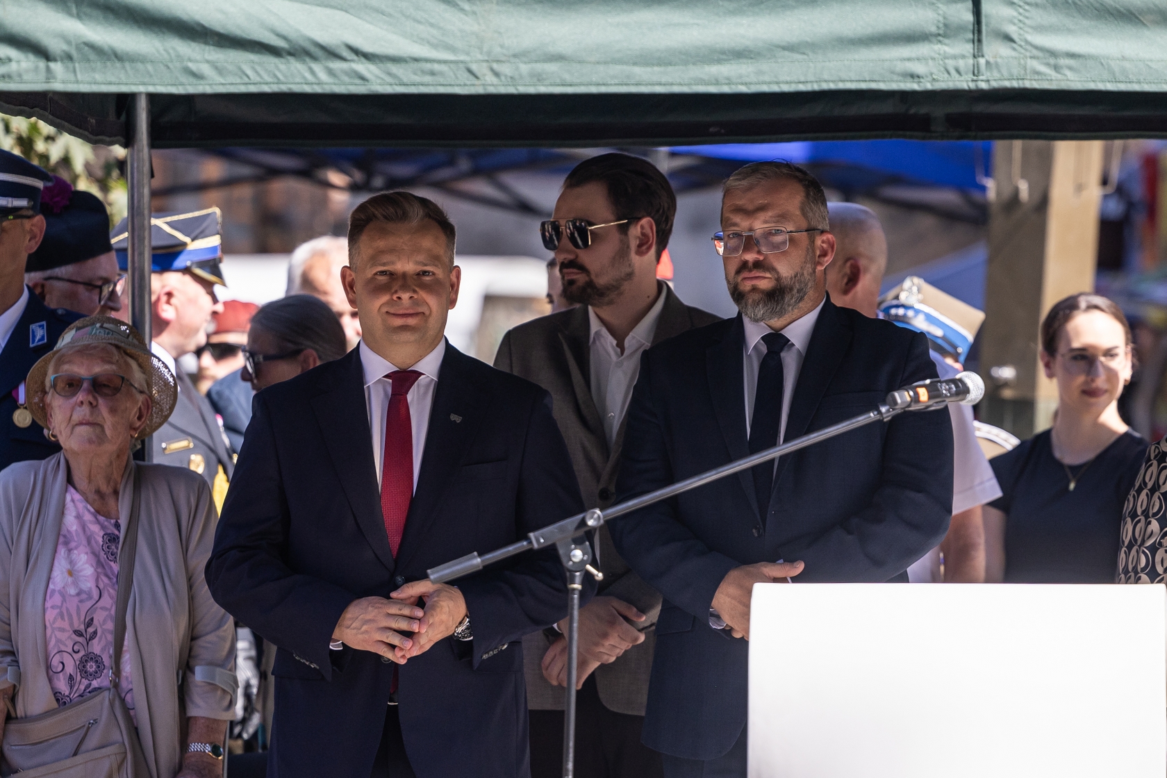 na zdjęciu osoby i żołnierze podczas uroczystości