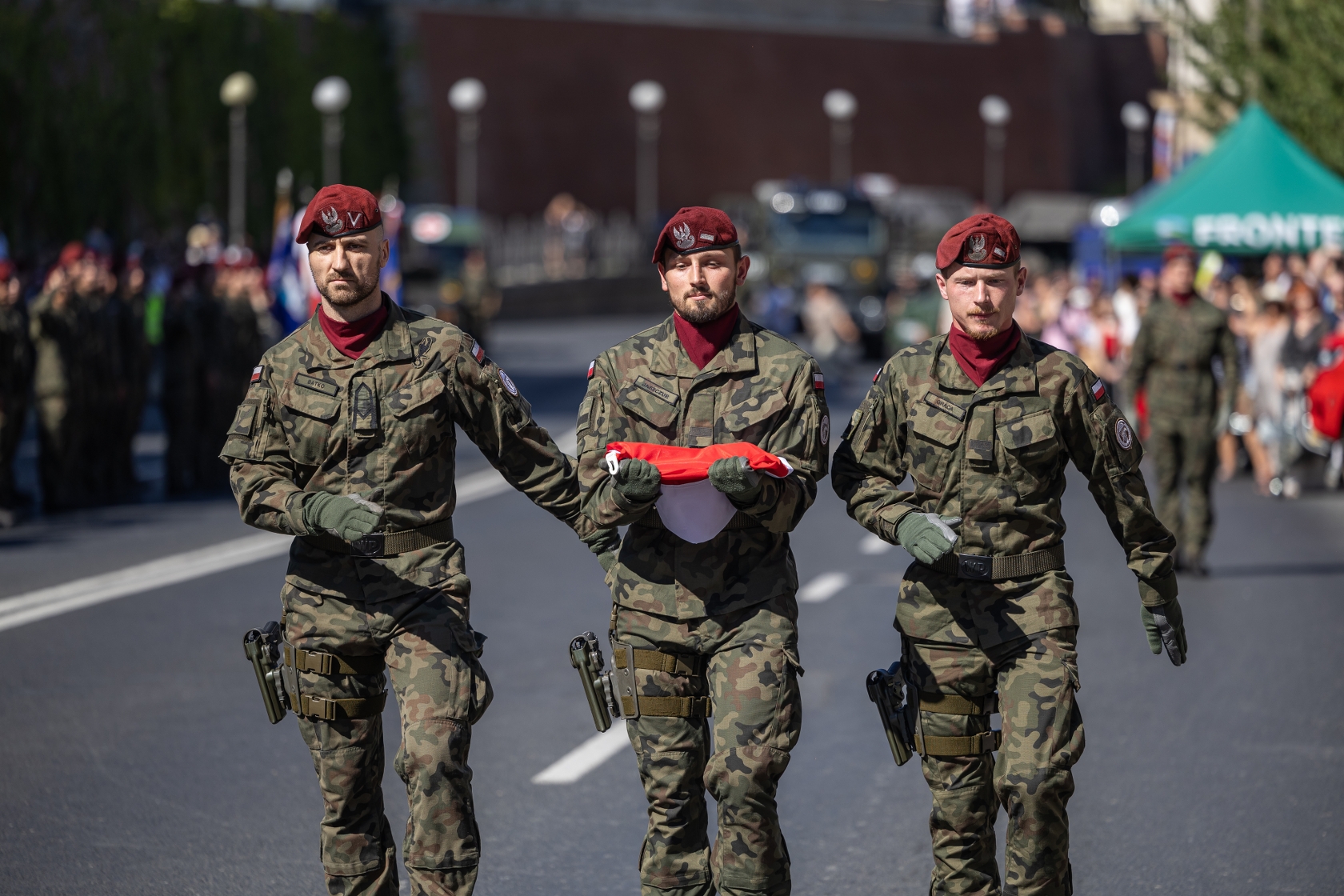 na zdjęciu osoby i żołnierze podczas uroczystości