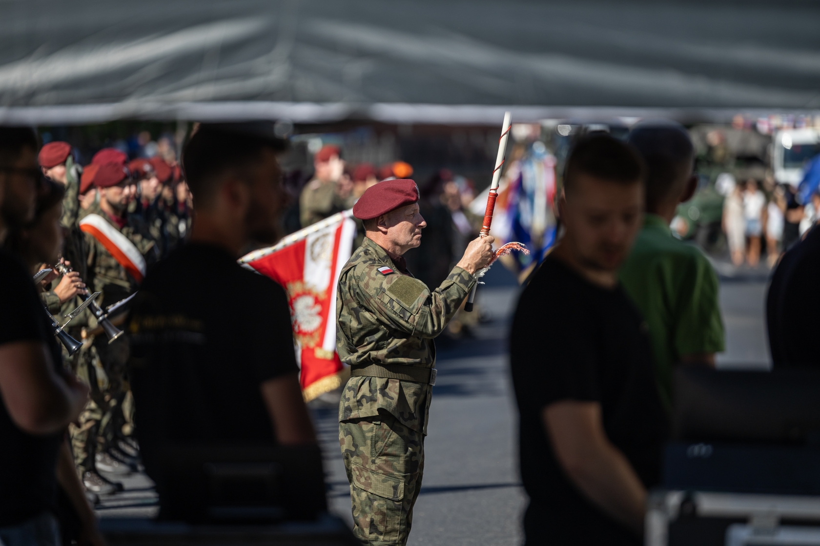 na zdjęciu osoby i żołnierze podczas uroczystości