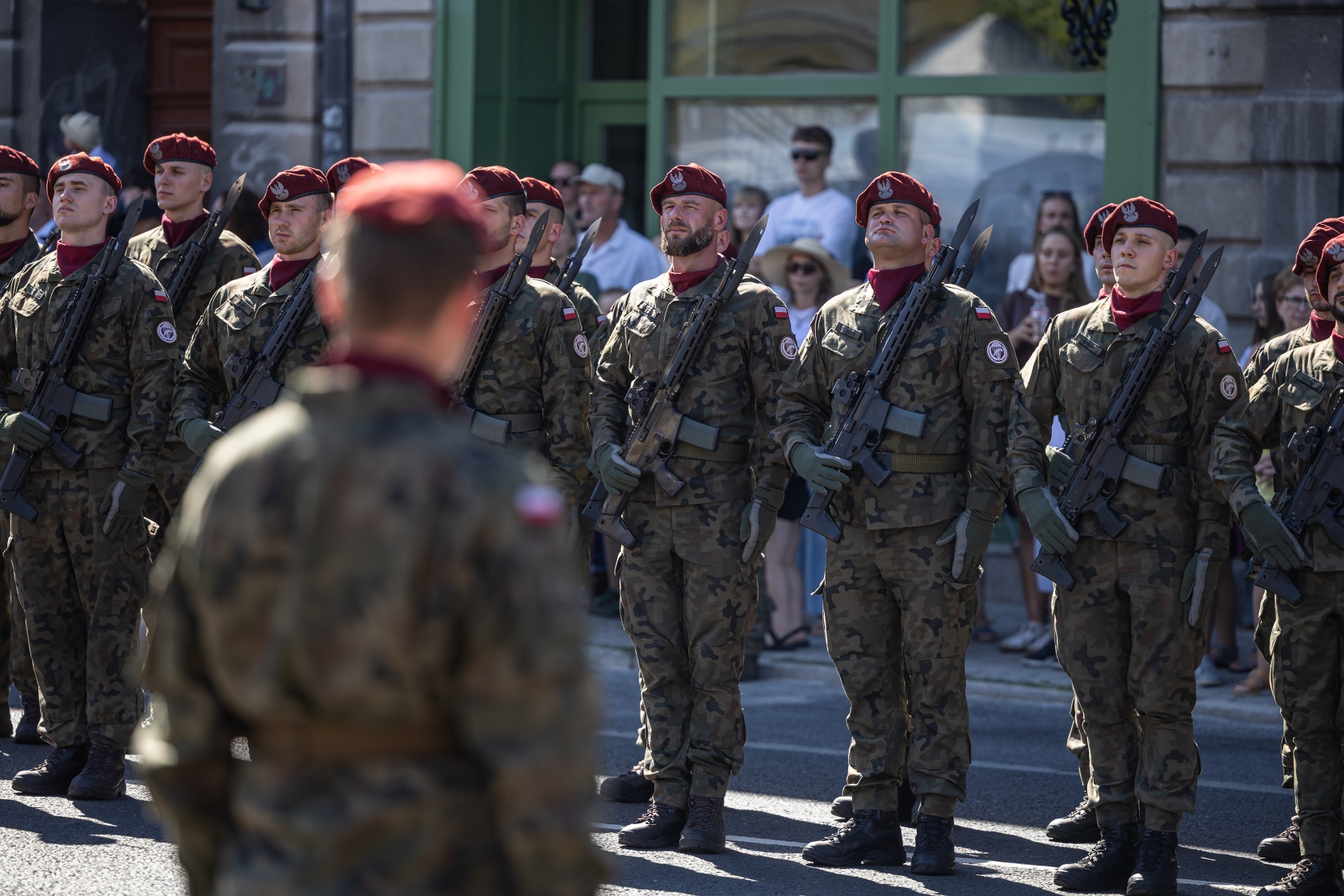 na zdjęciu osoby i żołnierze podczas uroczystości