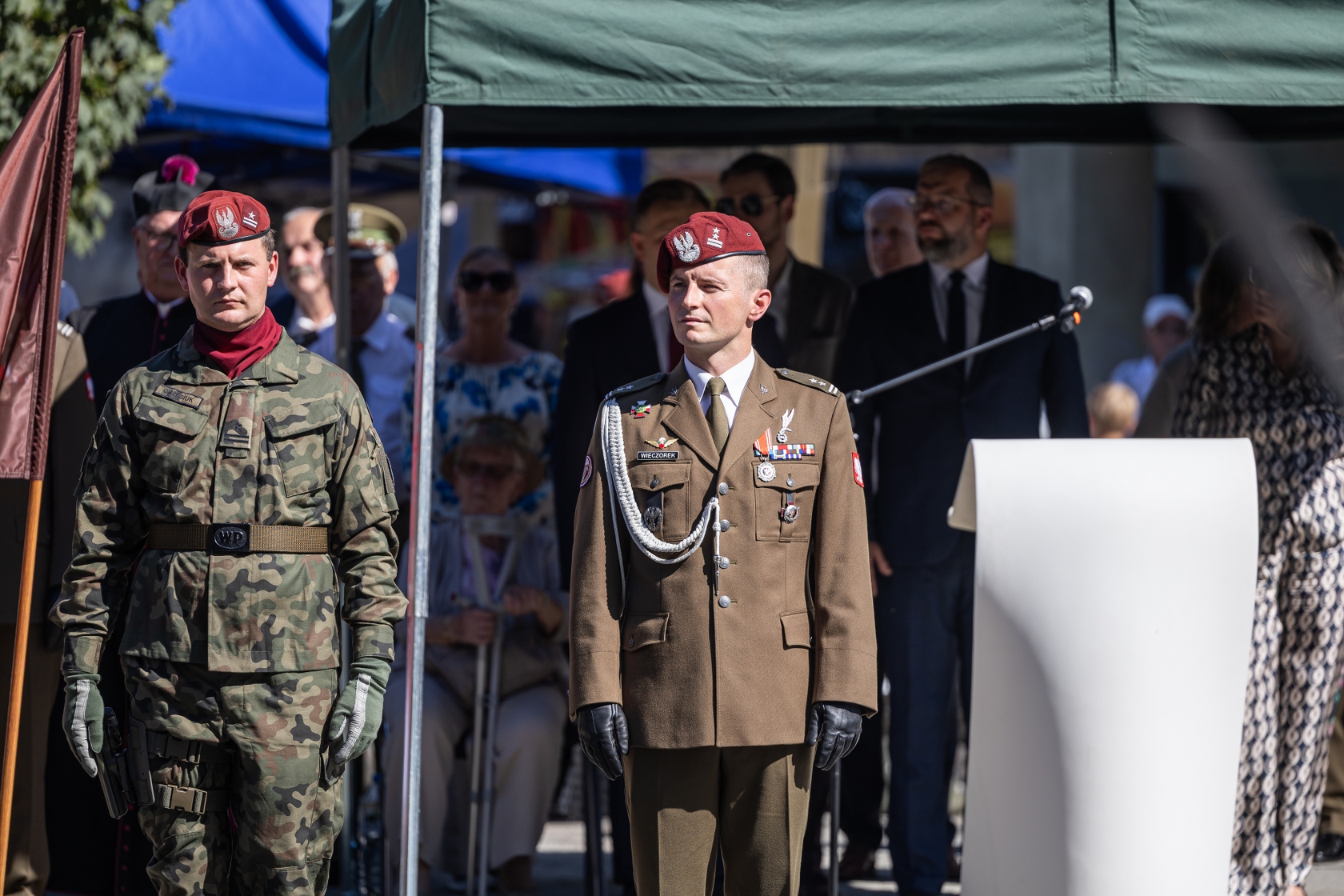 na zdjęciu osoby i żołnierze podczas uroczystości