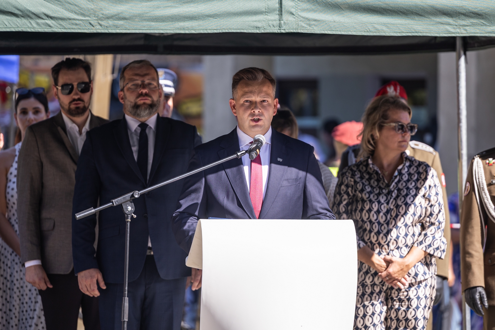 na zdjęciu osoby i żołnierze podczas uroczystości