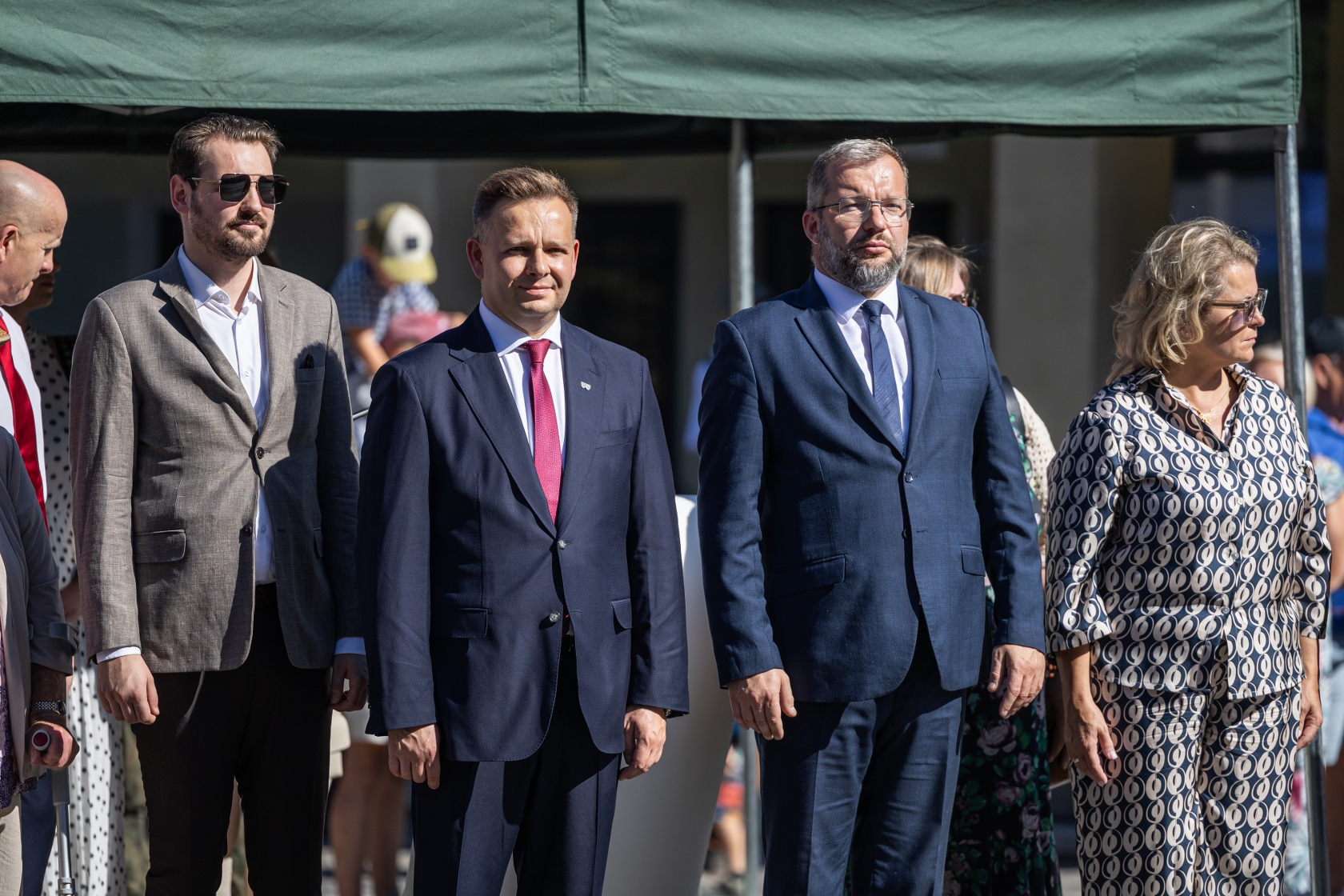 na zdjęciu osoby i żołnierze podczas uroczystości