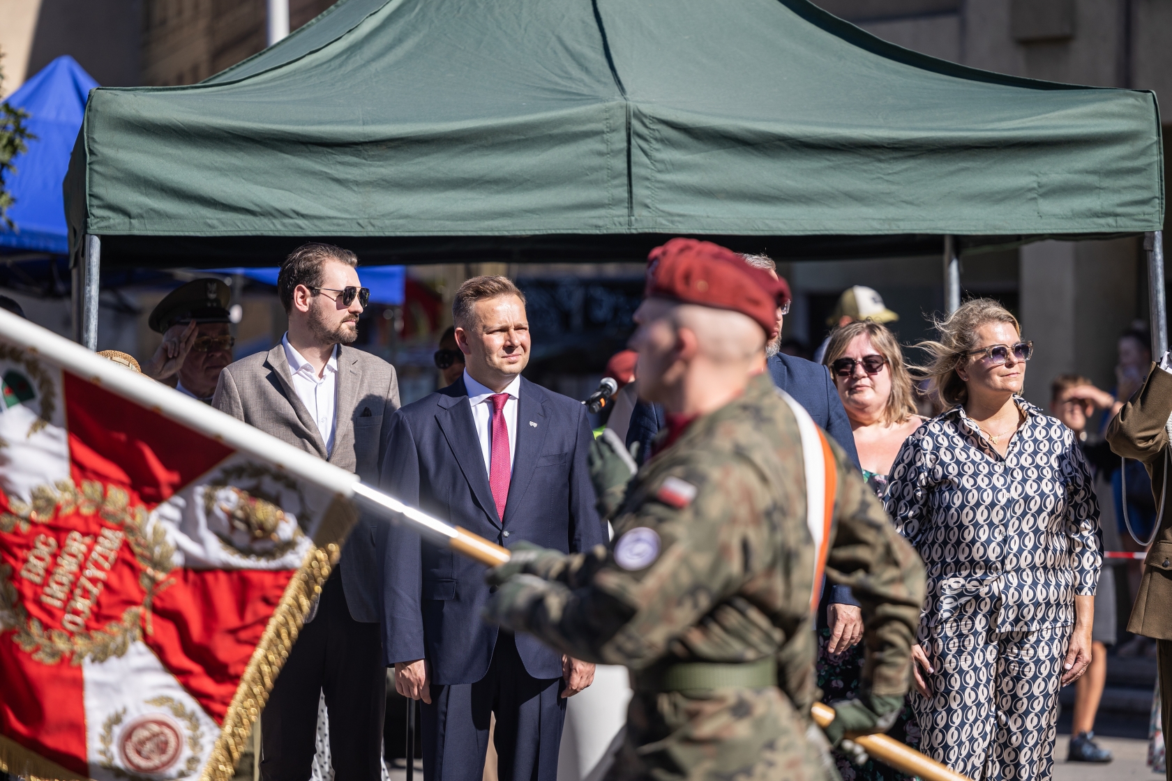 na zdjęciu osoby i żołnierze podczas uroczystości