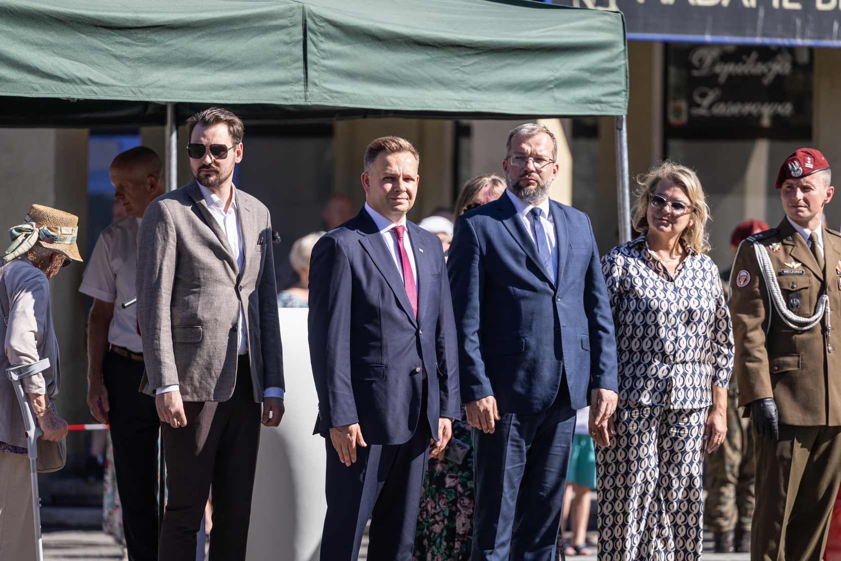 na zdjęciu osoby i żołnierze podczas uroczystości