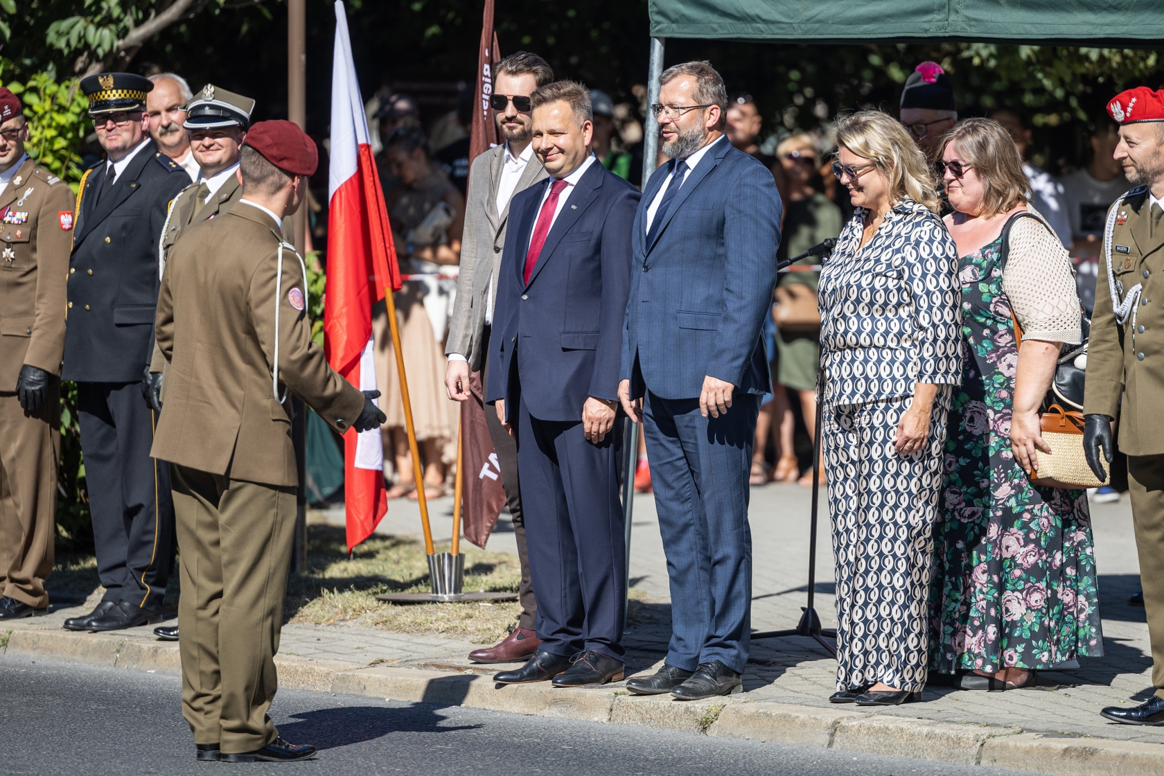 na zdjęciu osoby i żołnierze podczas uroczystości