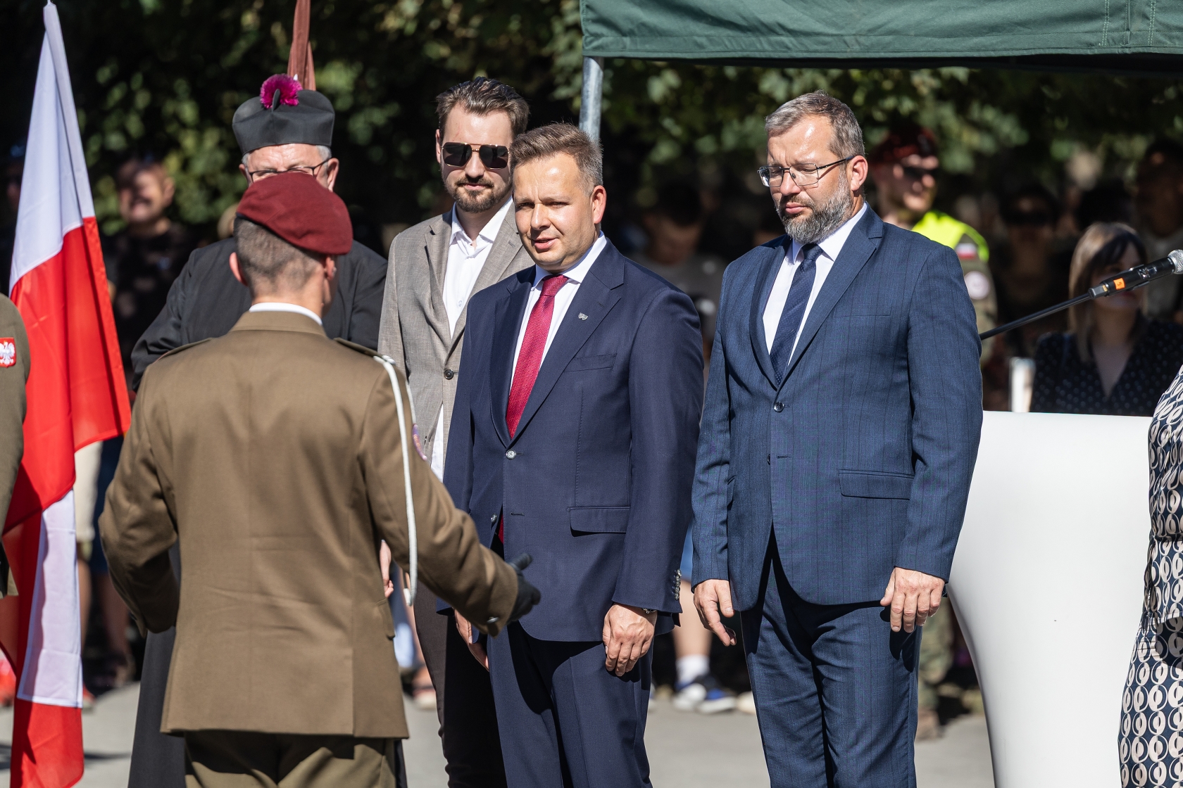 na zdjęciu osoby i żołnierze podczas uroczystości
