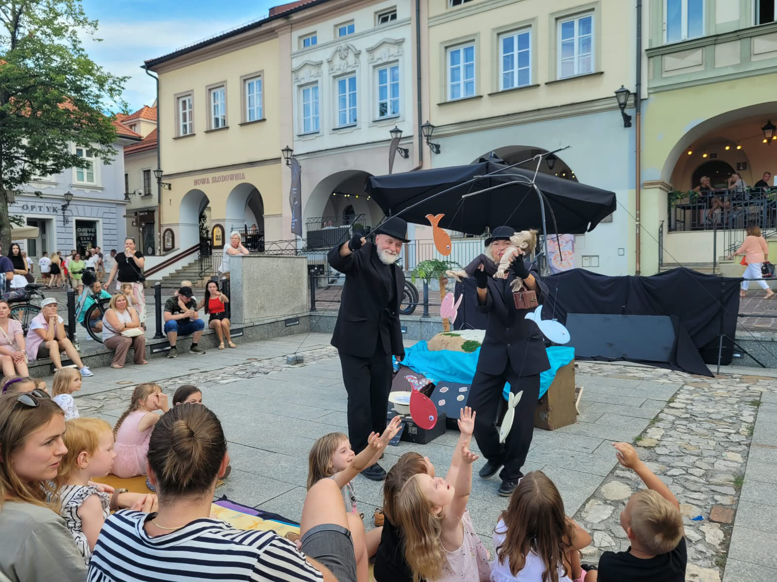 na zdjęciu spektakl uliczny