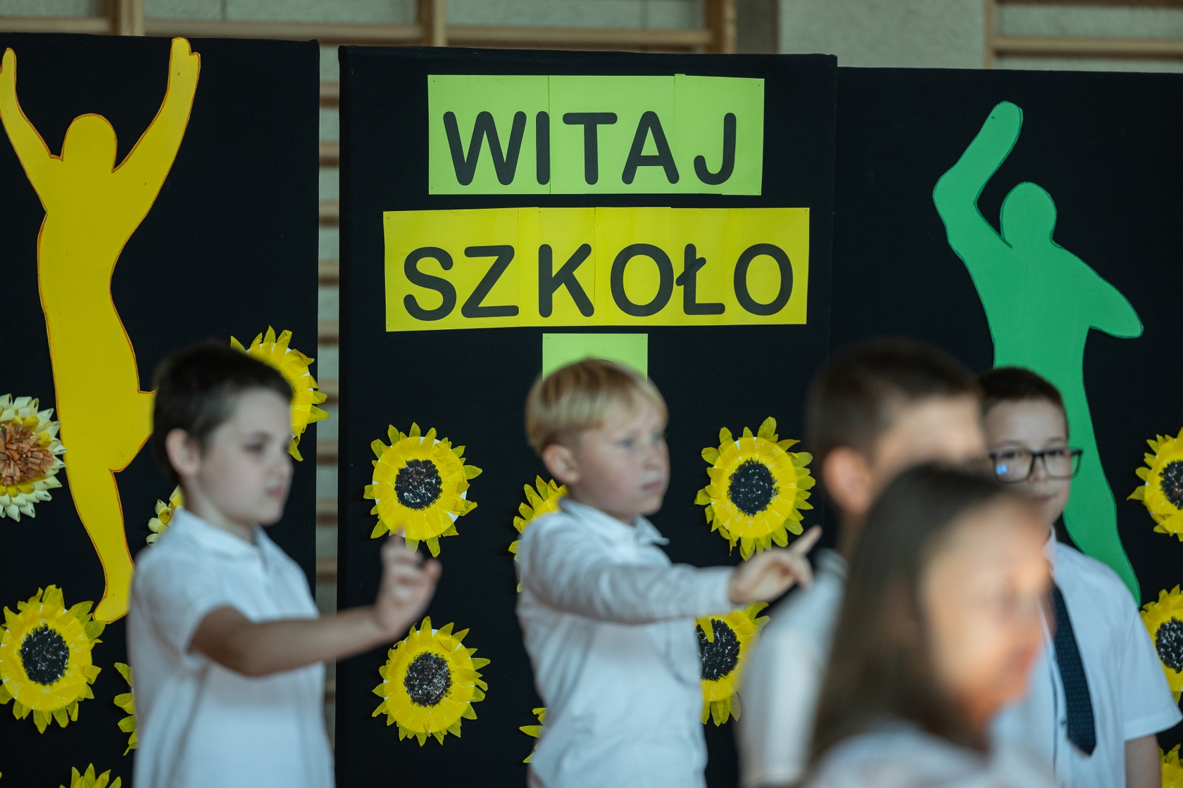 na zdjęciu osoby podczas rozpoczęcia roku i otwarcia placu zabaw