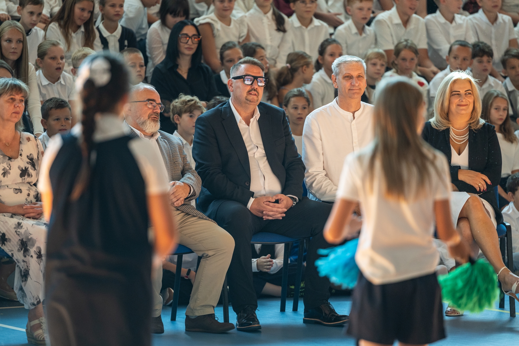 na zdjęciu osoby podczas rozpoczęcia roku i otwarcia placu zabaw