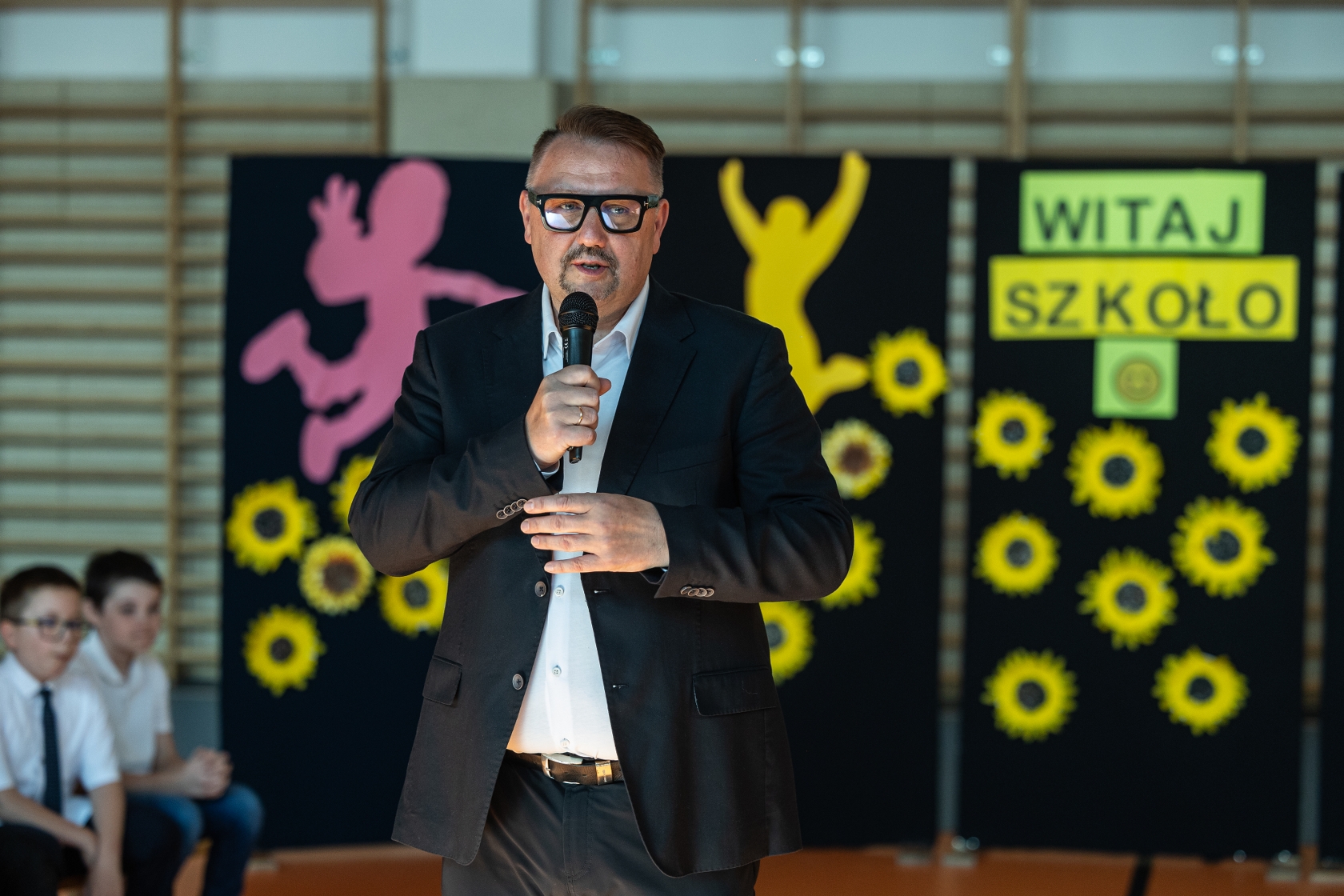 na zdjęciu osoby podczas rozpoczęcia roku i otwarcia placu zabaw