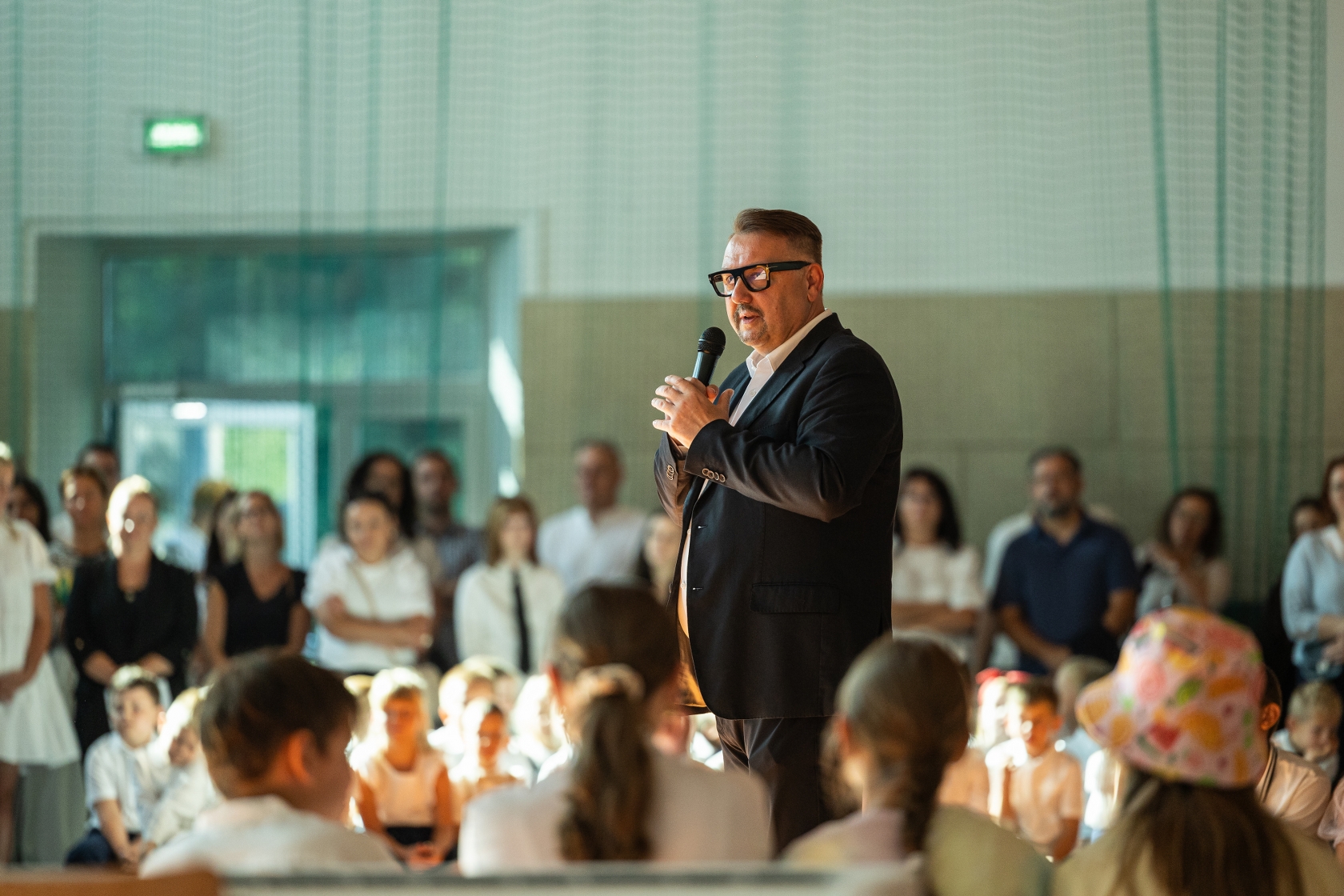 na zdjęciu osoby podczas rozpoczęcia roku i otwarcia placu zabaw
