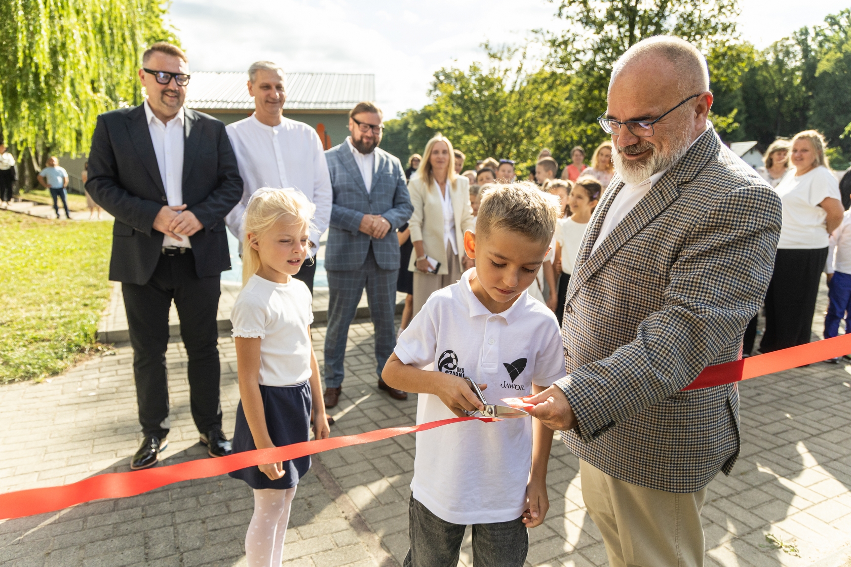 na zdjęciu osoby podczas rozpoczęcia roku i otwarcia placu zabaw