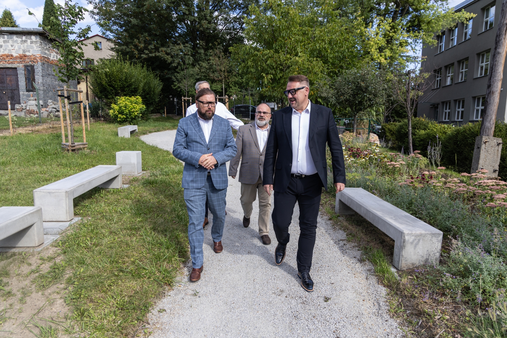 na zdjęciu osoby podczas rozpoczęcia roku i otwarcia placu zabaw