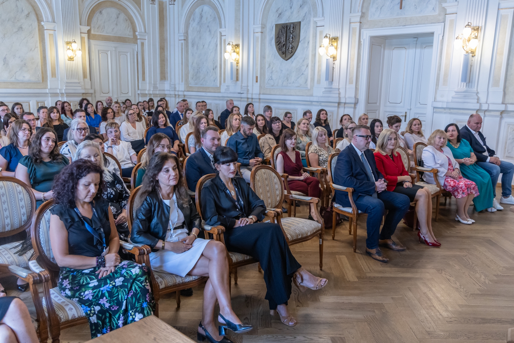 na zdjęciu osoby podczas uroczystości