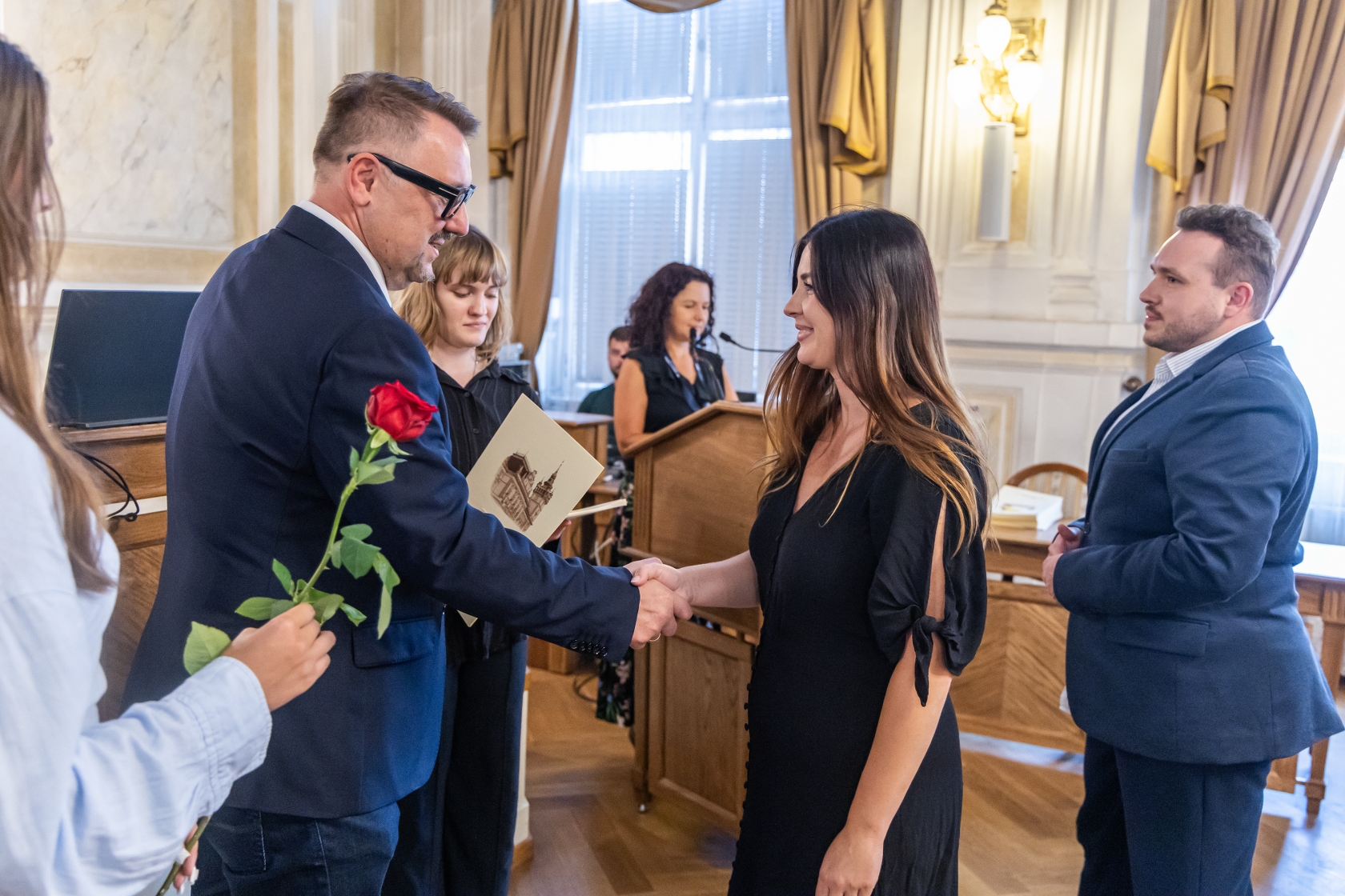 na zdjęciu osoby podczas uroczystości