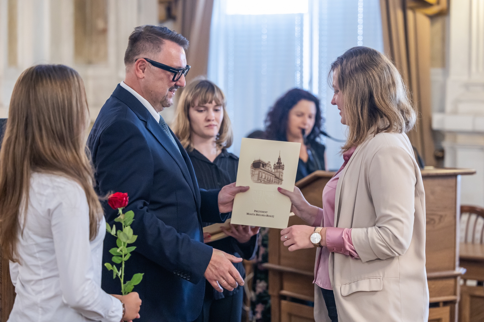 na zdjęciu osoby podczas uroczystości