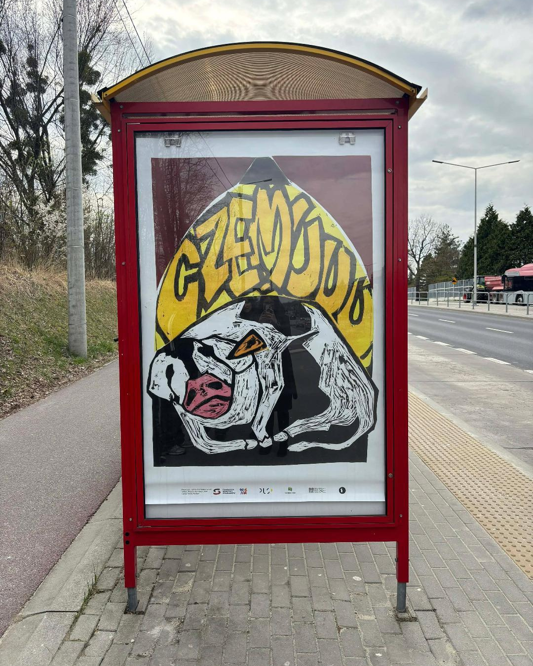 na zdjęciu jeden z linorytów na przystanku autobusowym