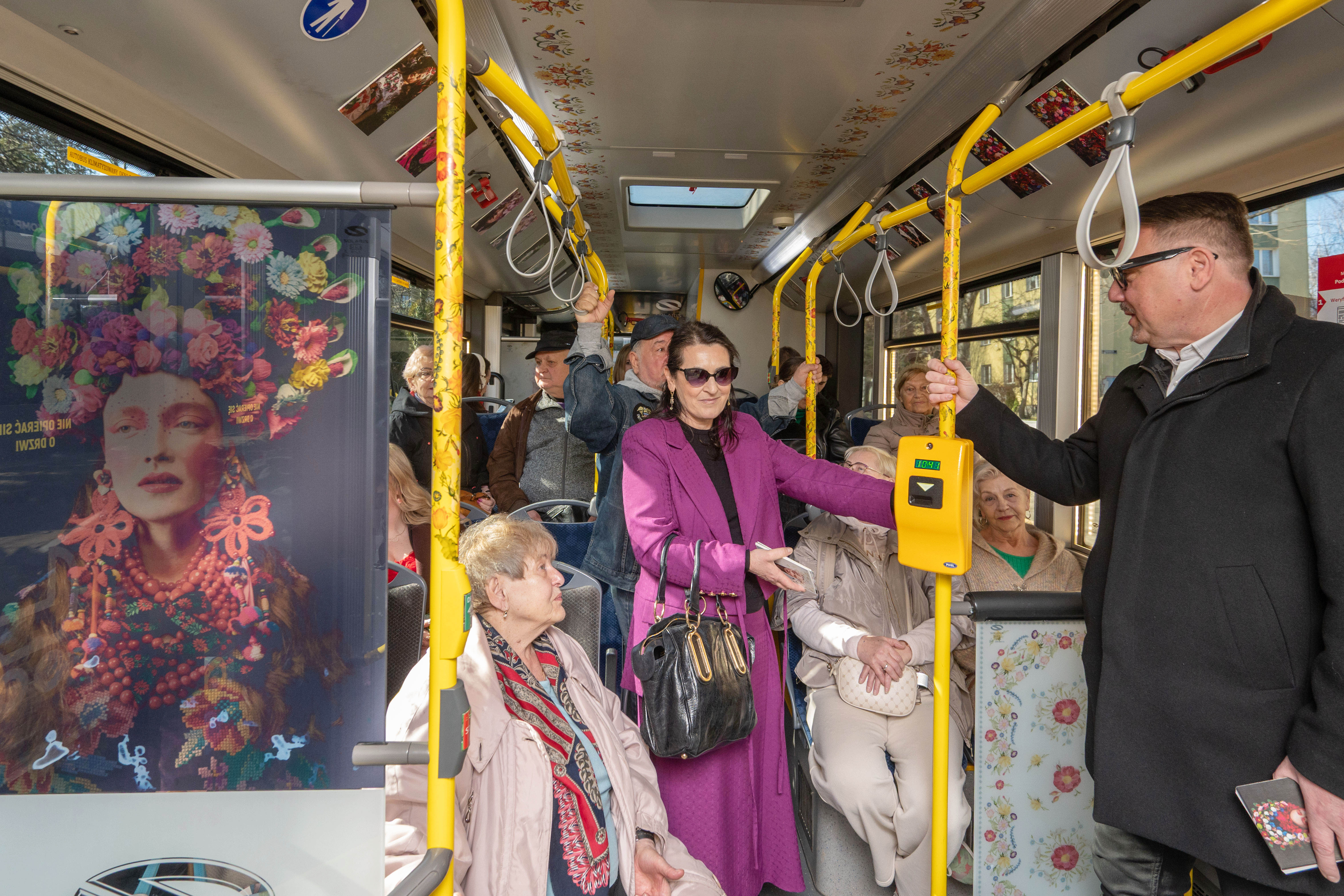 Pasażerowie w ETNObusie