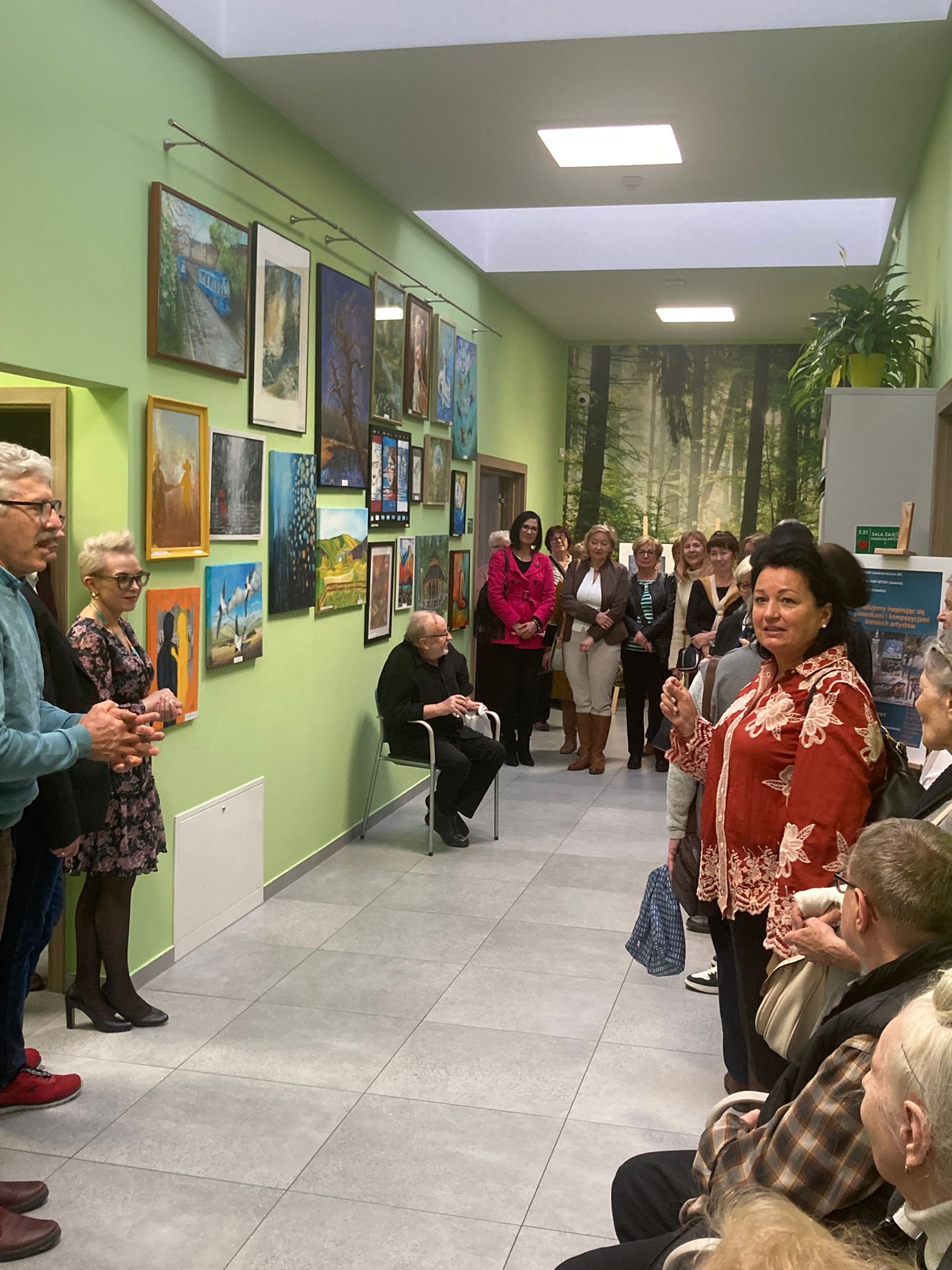 Na zdjęciu wystawa malarstwa w Centrum Seniora 