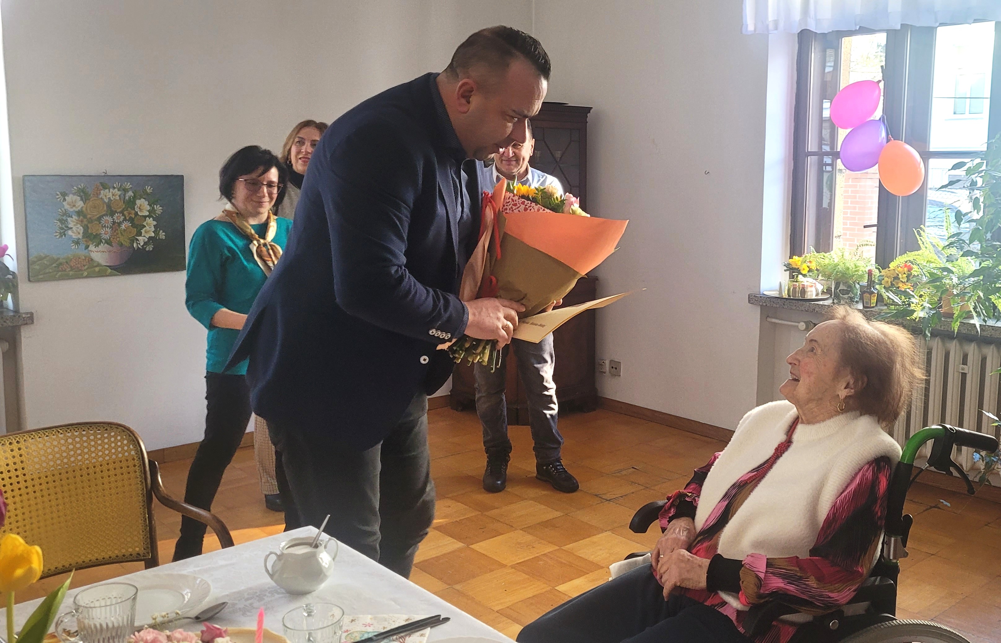 na zdjęciu wiceprzewodniczący Rady Miejskiej w Bielsku-Białej i jubilatka Irena De Maria