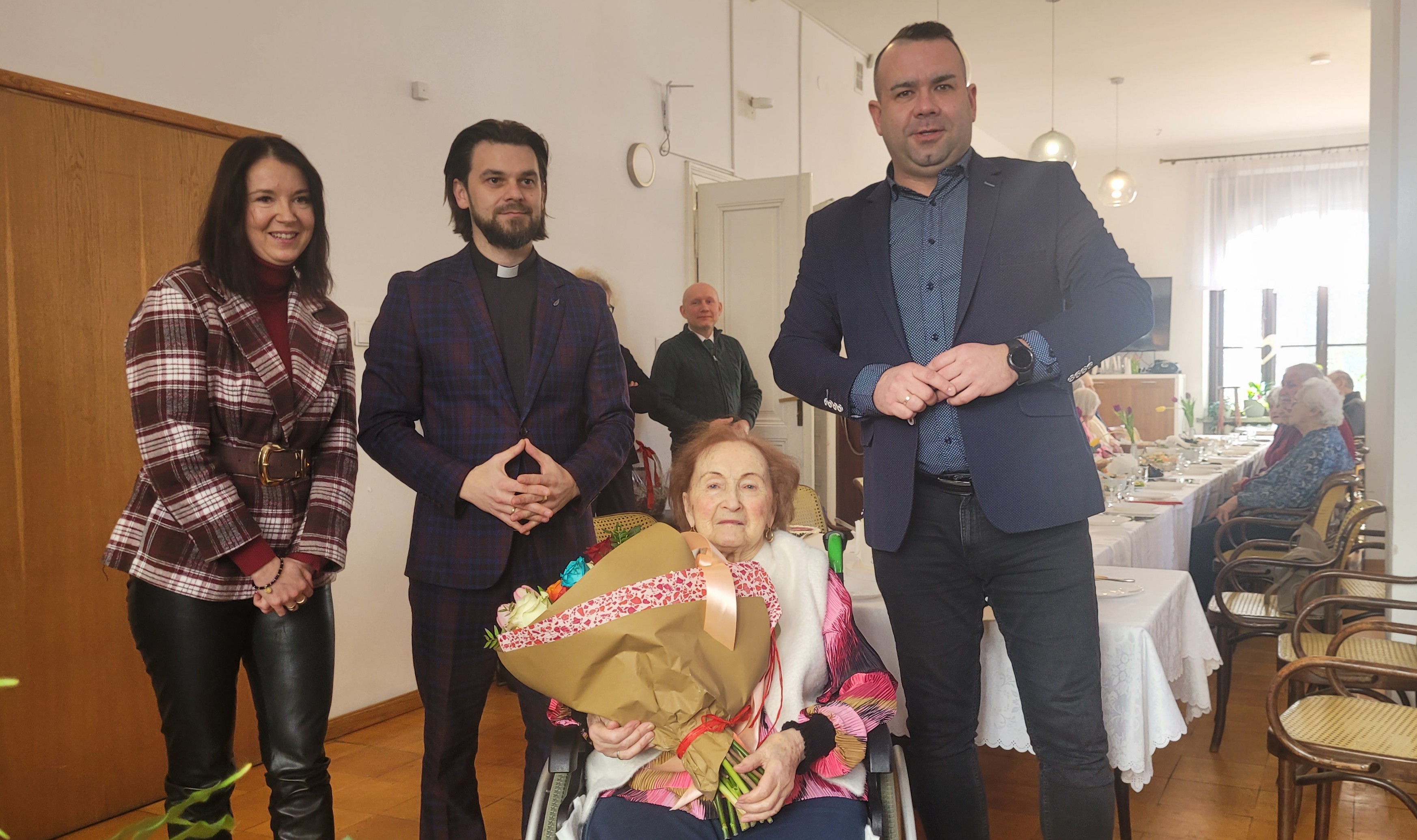 na zdjęciu przedstawiciele parafii ewangelicko-augsburskiej w Białej i wiceprzewodniczący Rady Miejskiej