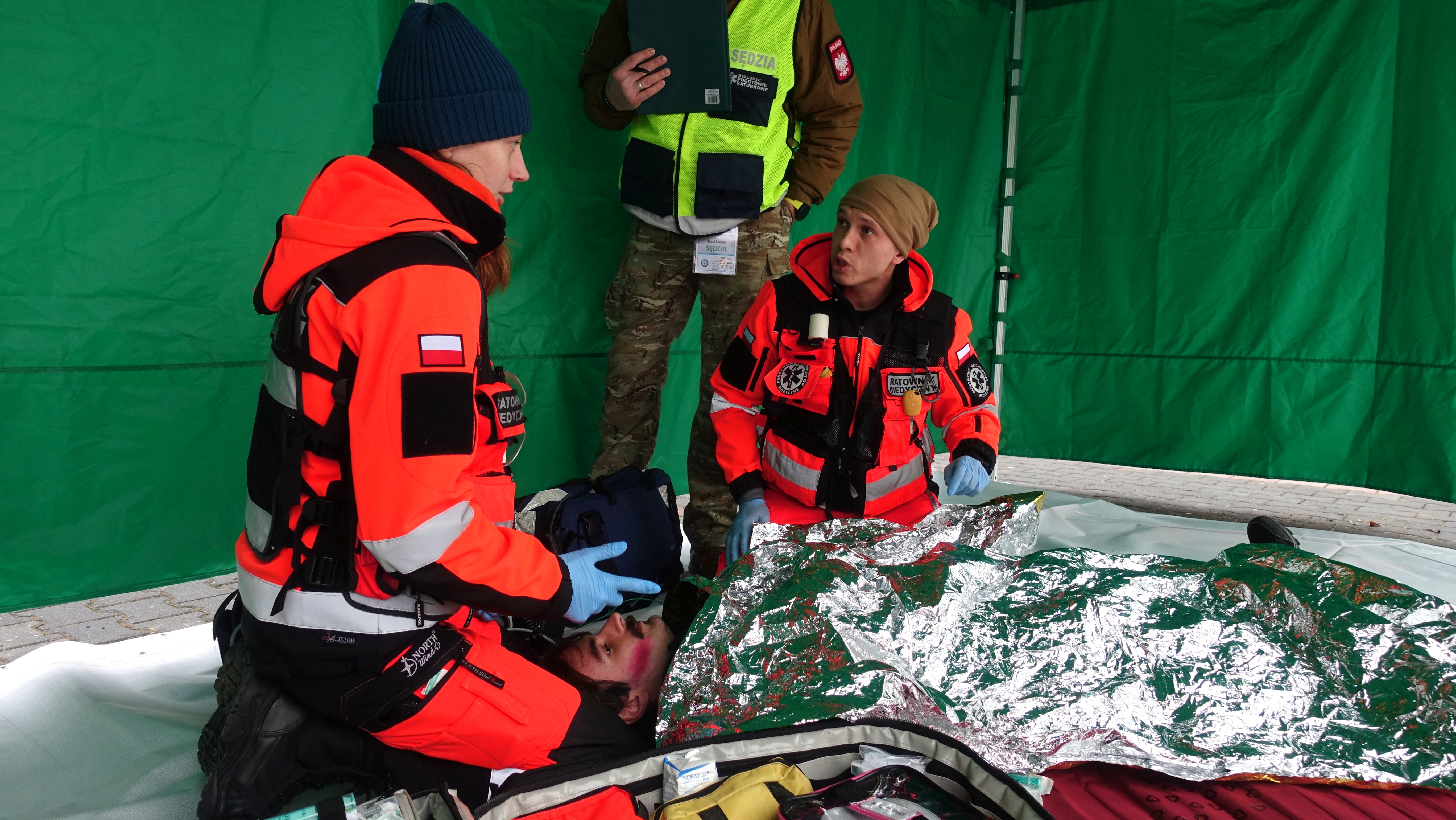 na zdjęciu ratownicy przy poszkodowanym 