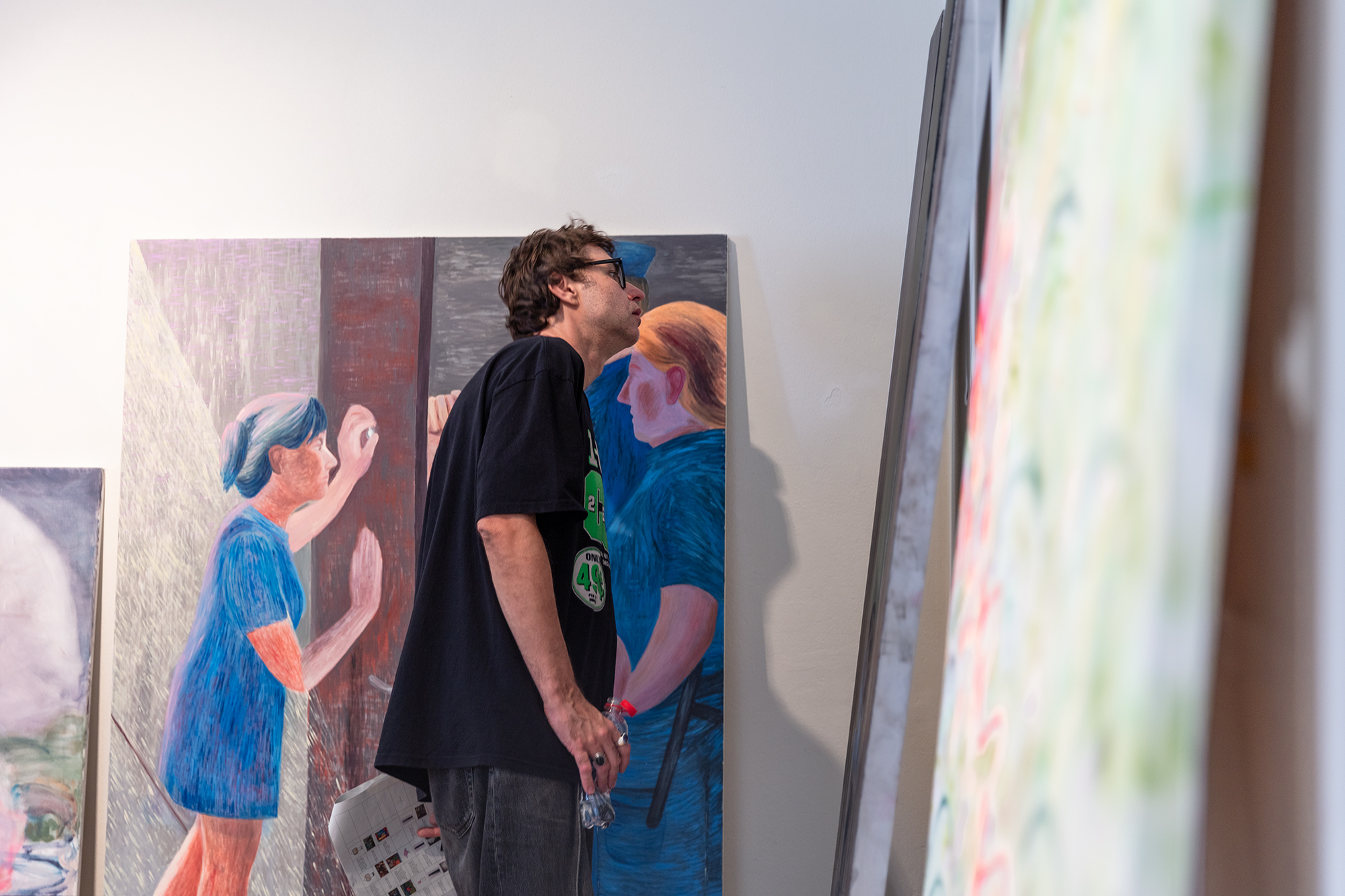 Na zdjęciu osoby oglądające obrazy