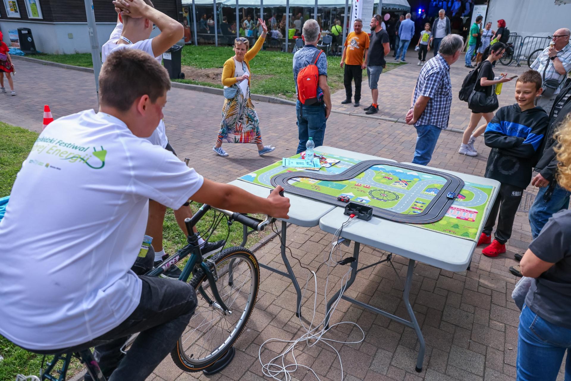 Na zdjęciu jedna z atrakcji festiwalu jazda na rowerze wytwarzającym energię