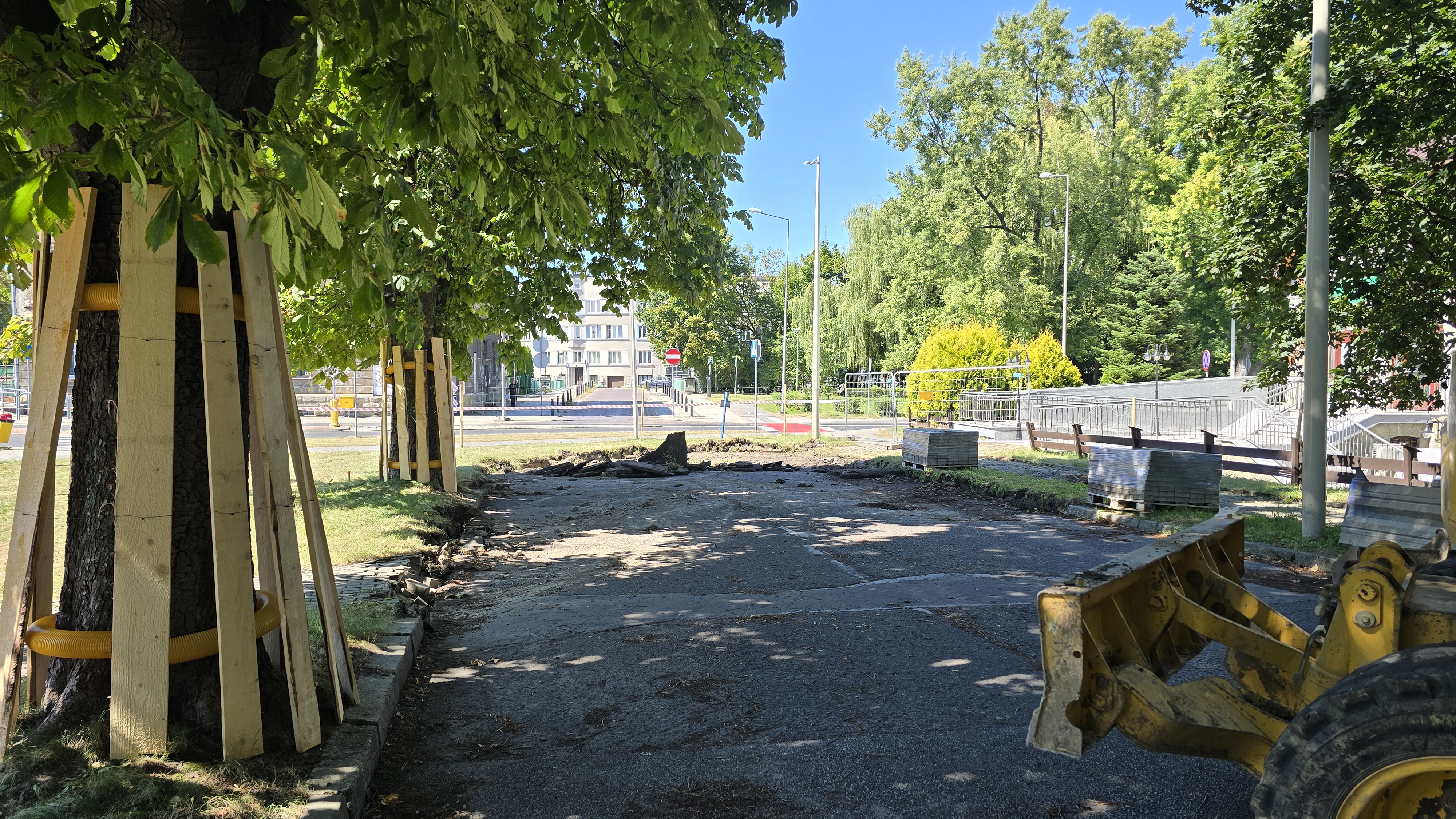 Na zdjęciu prace nad skwerem