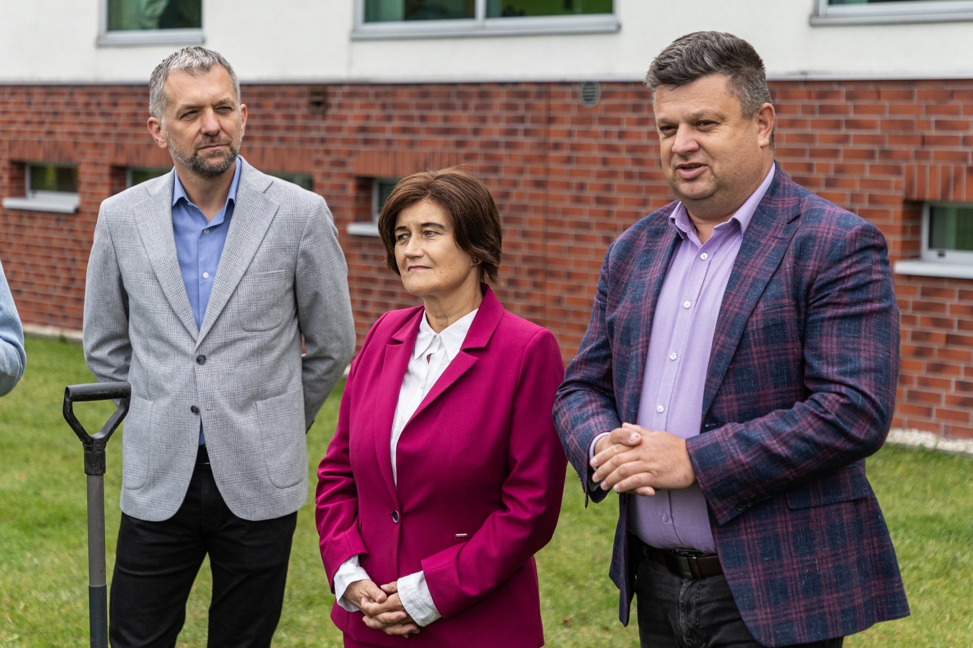 na zdjęciu trzy osoby przy drzewku