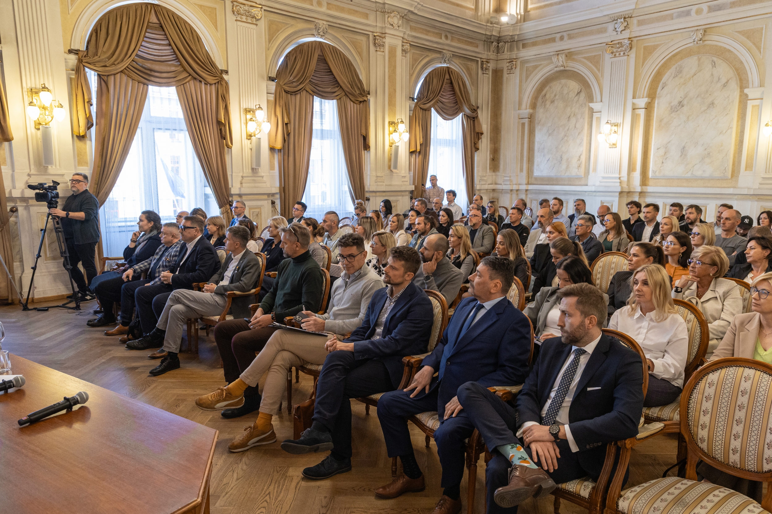 Na zdjęciu konferencja w ratuszu