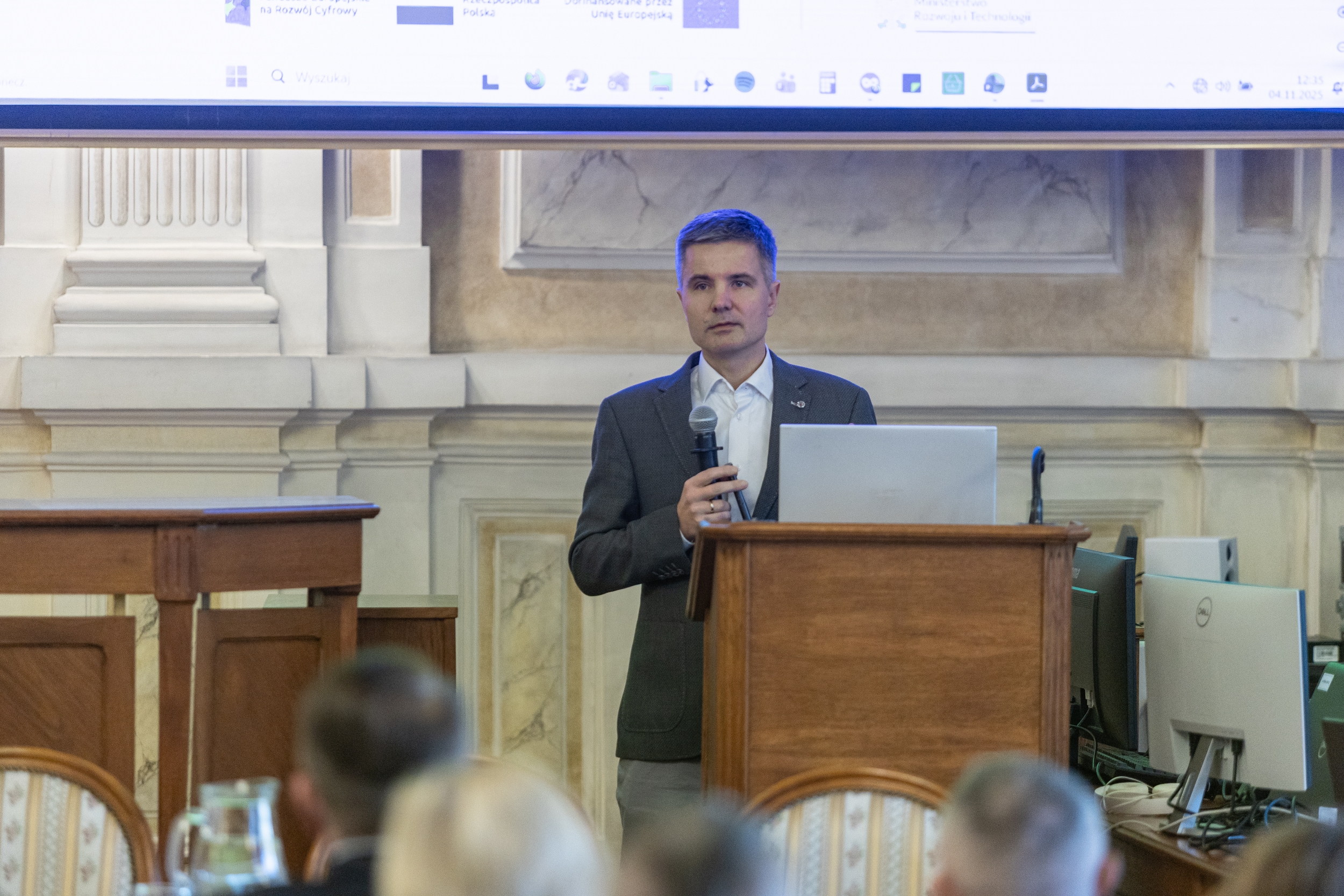 Na zdjęciu konferencja w ratuszu