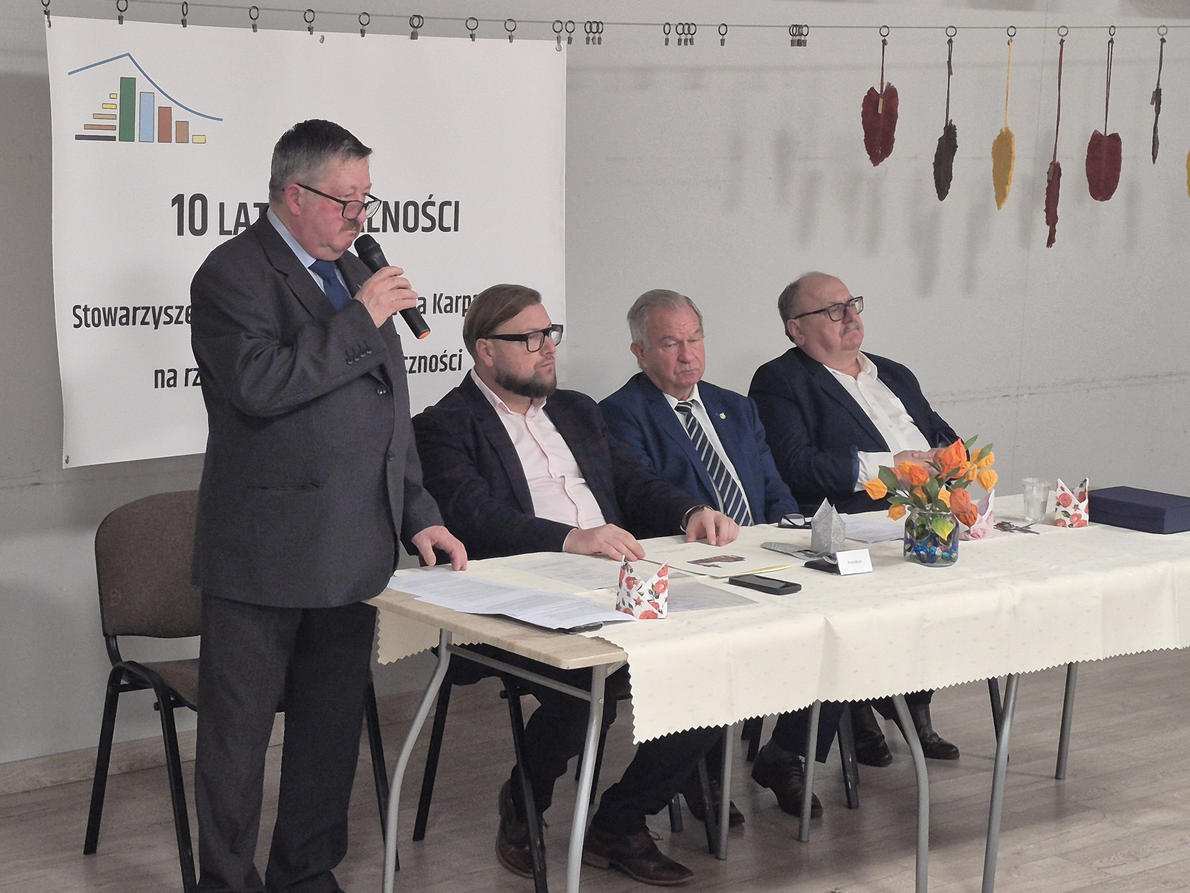 Na zdjęciu siedzący ludzie