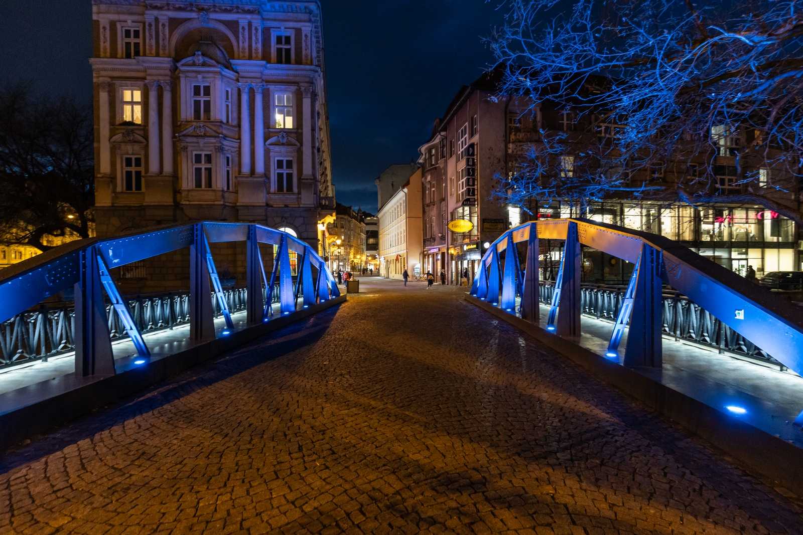 podświetlony na niebiesko most