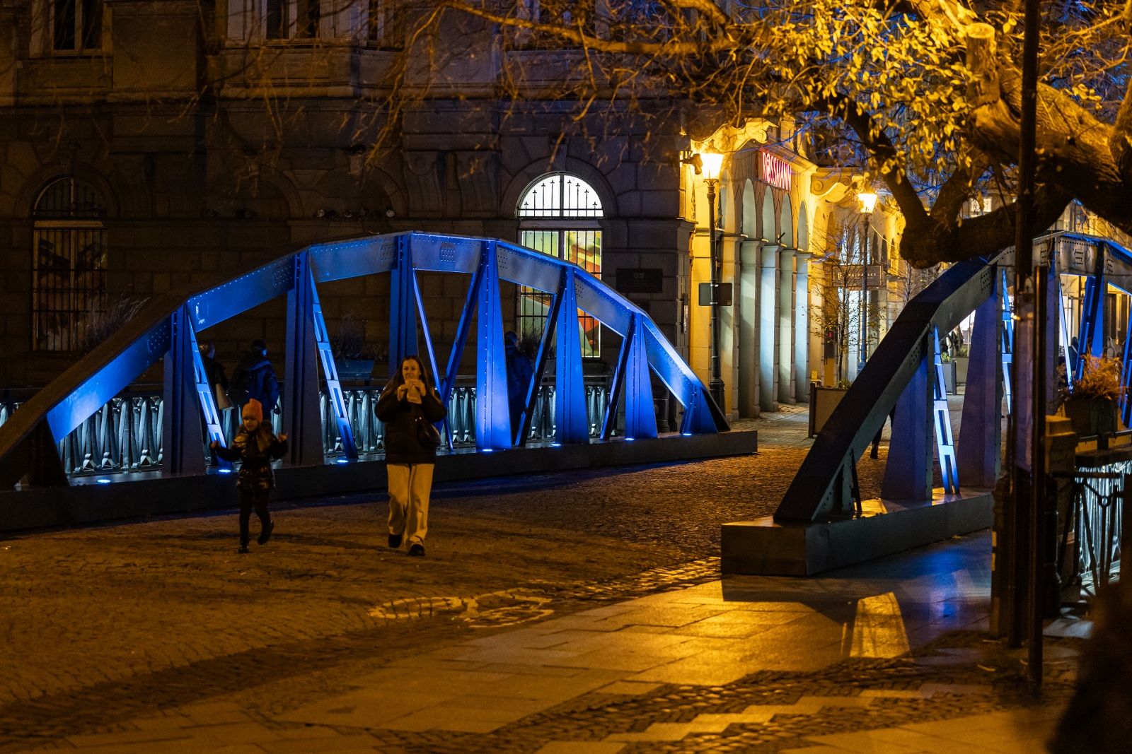 podświetlony na niebiesko most