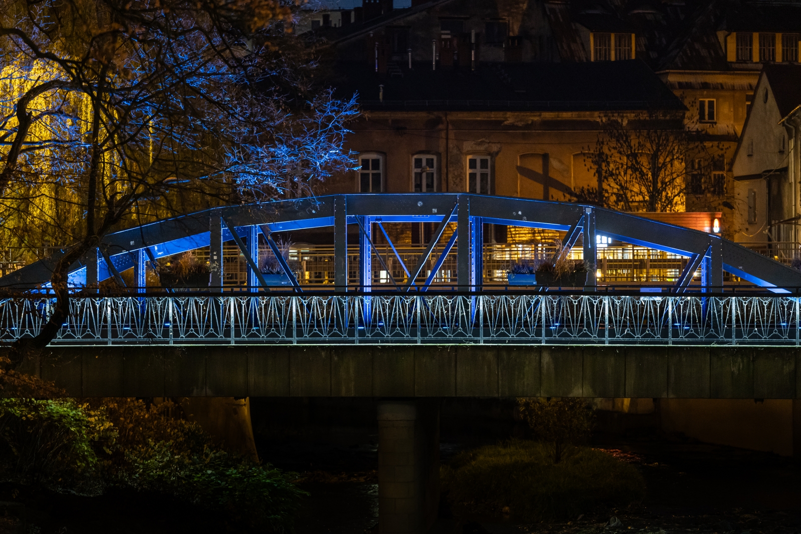 podświetlony na niebiesko most 