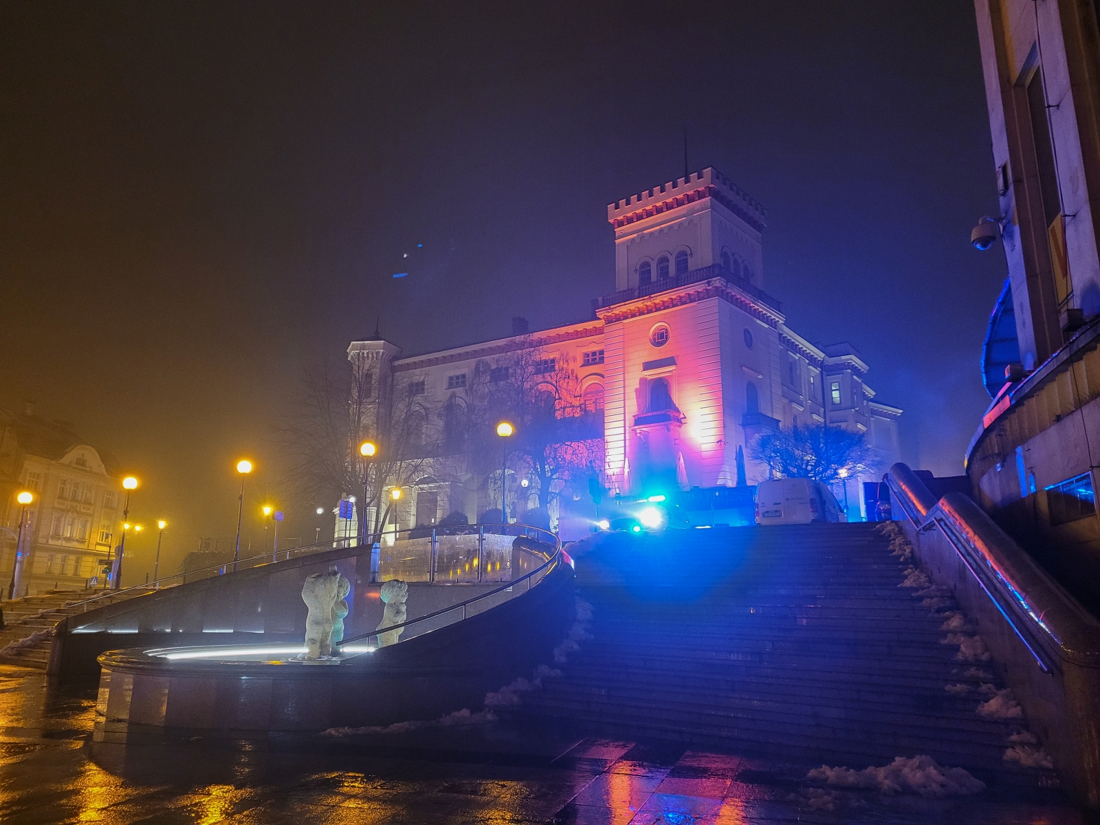 muzeum podświetlone na pomarańczowo